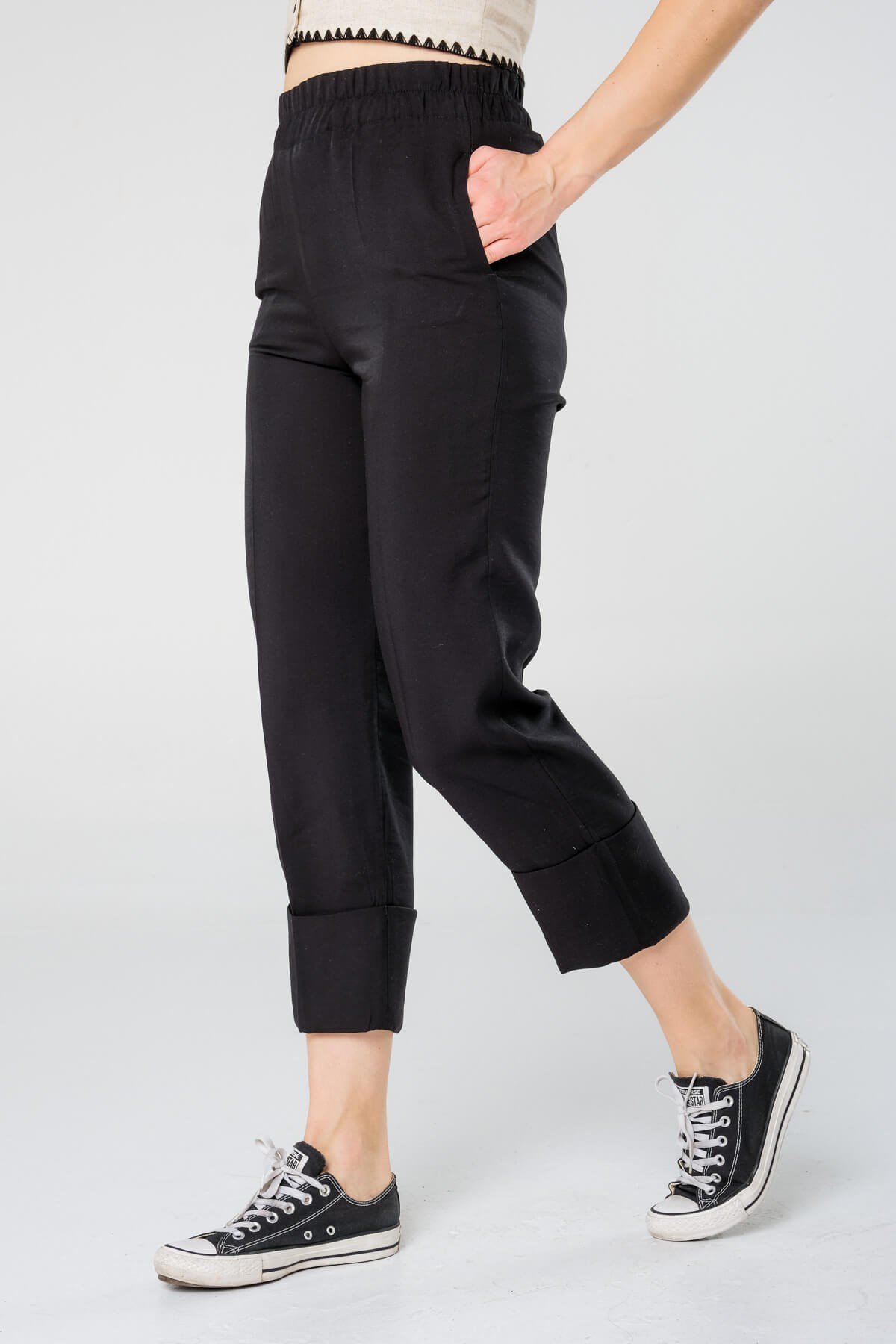 Siyah Beli Lastik Detaylı Duble Paça Kumaş Pantolon ve diğer Pantolon modellerimiz için online alışveriş mağazamızı ziyaret edin. 