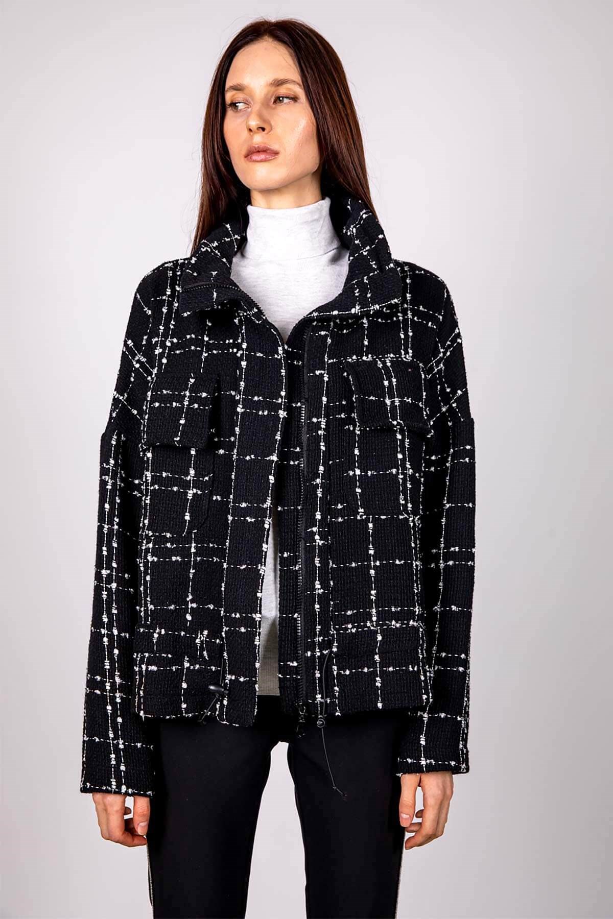 Siyah beyaz ekoseli beli büzgülü kumaş ceket mont ve diğer Dış Giyim modellerimiz için online alışveriş mağazamızı ziyaret edin. 