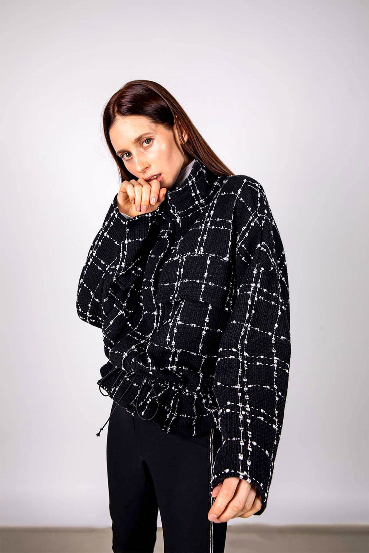 Siyah beyaz ekoseli beli büzgülü kumaş ceket mont ve diğer Dış Giyim modellerimiz için online alışveriş mağazamızı ziyaret edin. 