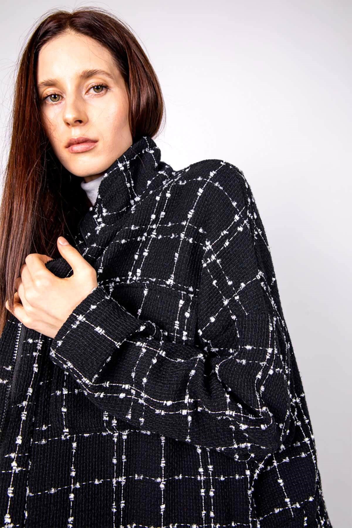 Siyah beyaz ekoseli beli büzgülü kumaş ceket mont ve diğer Dış Giyim modellerimiz için online alışveriş mağazamızı ziyaret edin. 