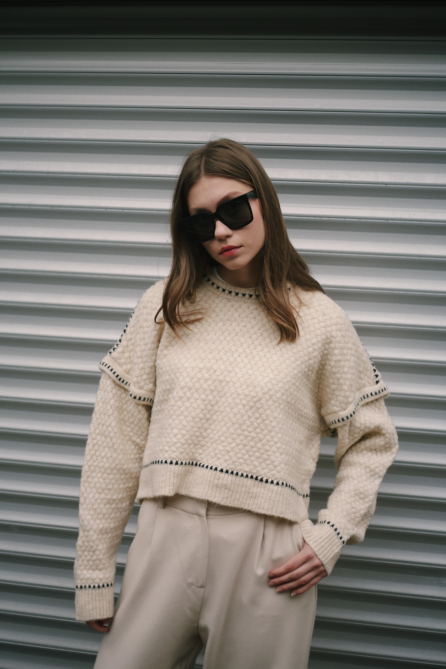 Siyah Şerit Yarasa Kol Detaylı Örgü Kadın Krem Rengi Kazak Triko ve diğer Triko modellerimiz için online alışveriş mağazamızı ziyaret edin. 