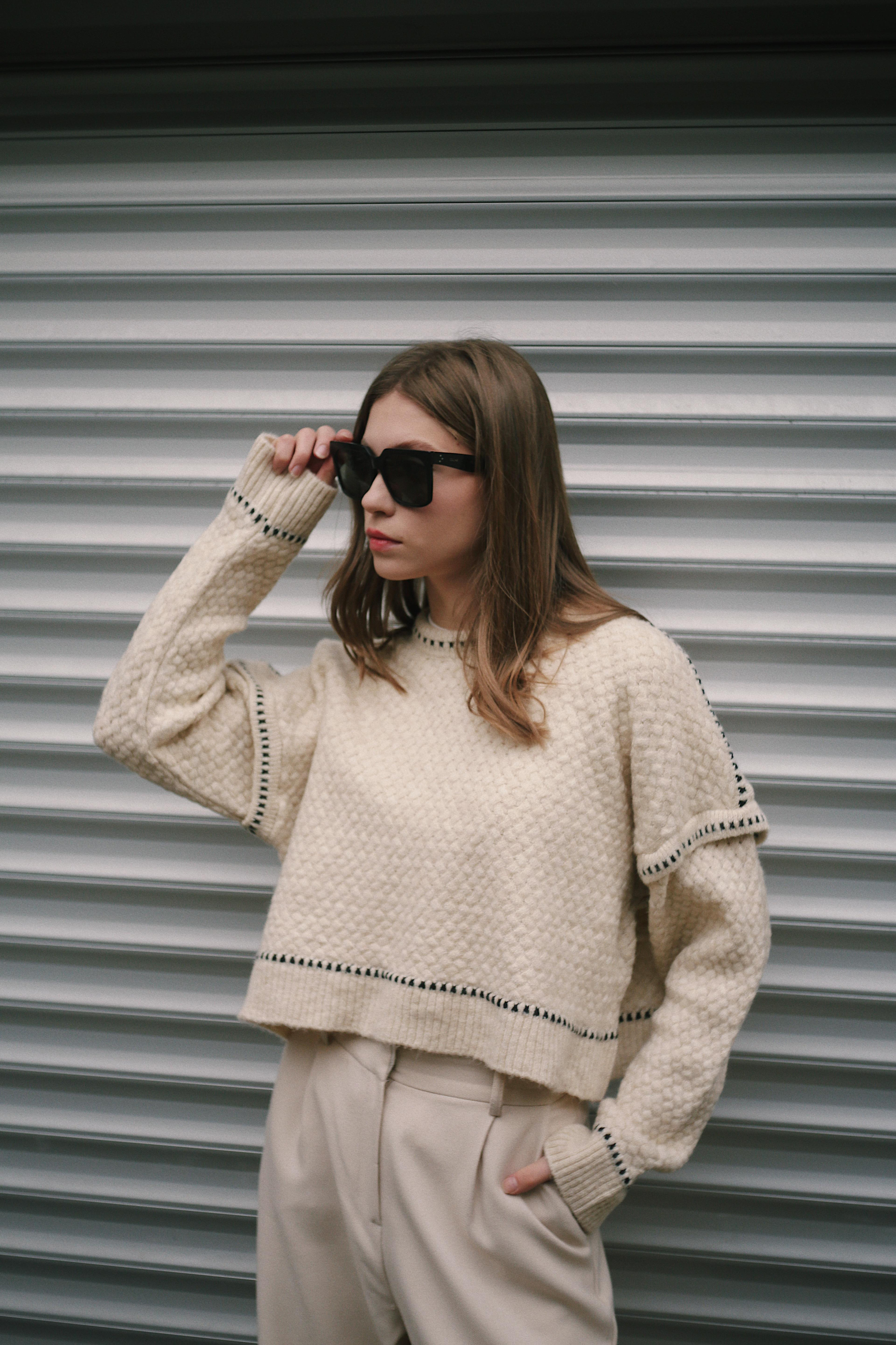 Siyah Şerit Yarasa Kol Detaylı Örgü Kadın Krem Rengi Kazak Triko ve diğer Triko modellerimiz için online alışveriş mağazamızı ziyaret edin. 