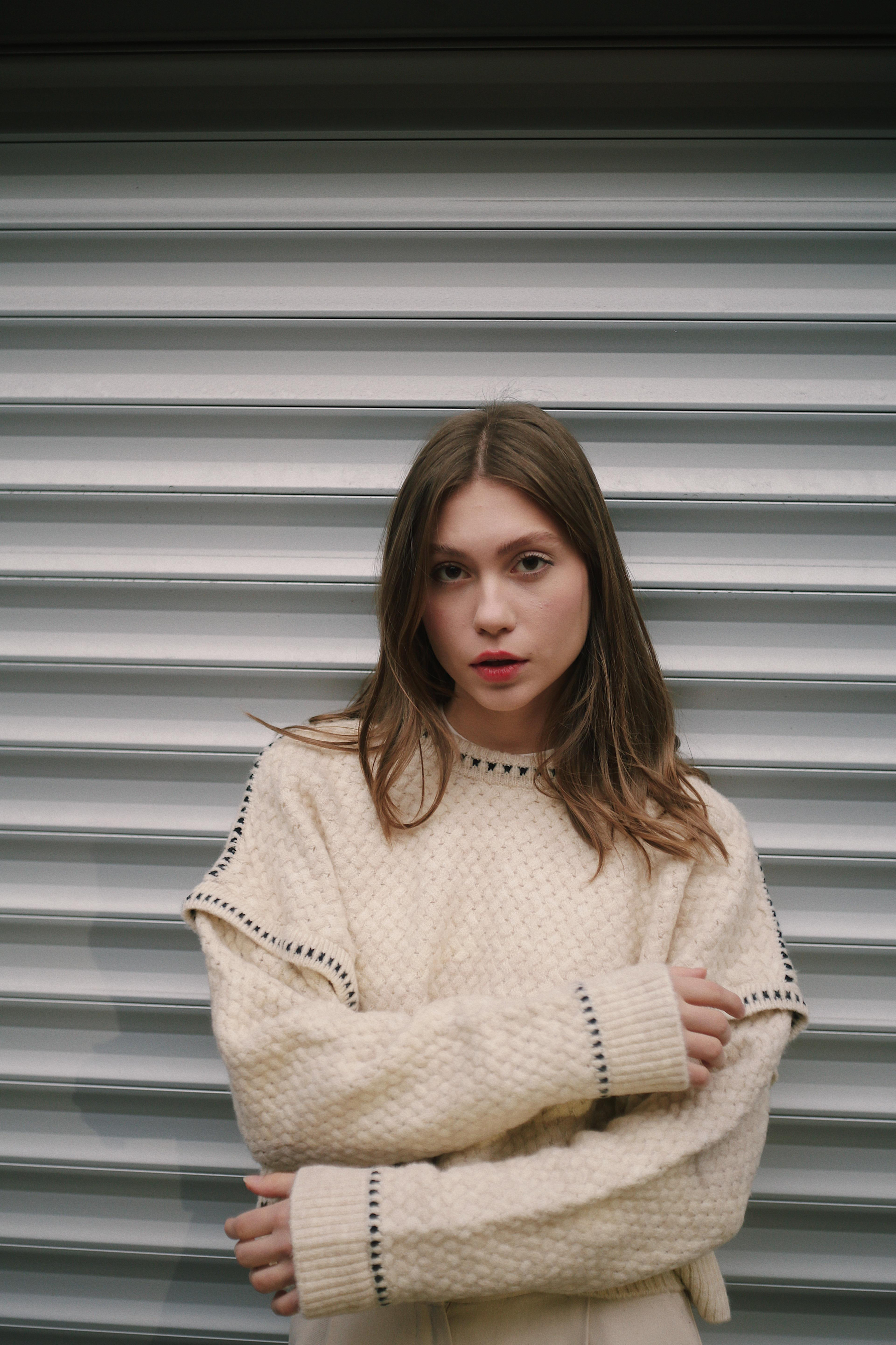 Siyah Şerit Yarasa Kol Detaylı Örgü Kadın Krem Rengi Kazak Triko ve diğer Triko modellerimiz için online alışveriş mağazamızı ziyaret edin. 