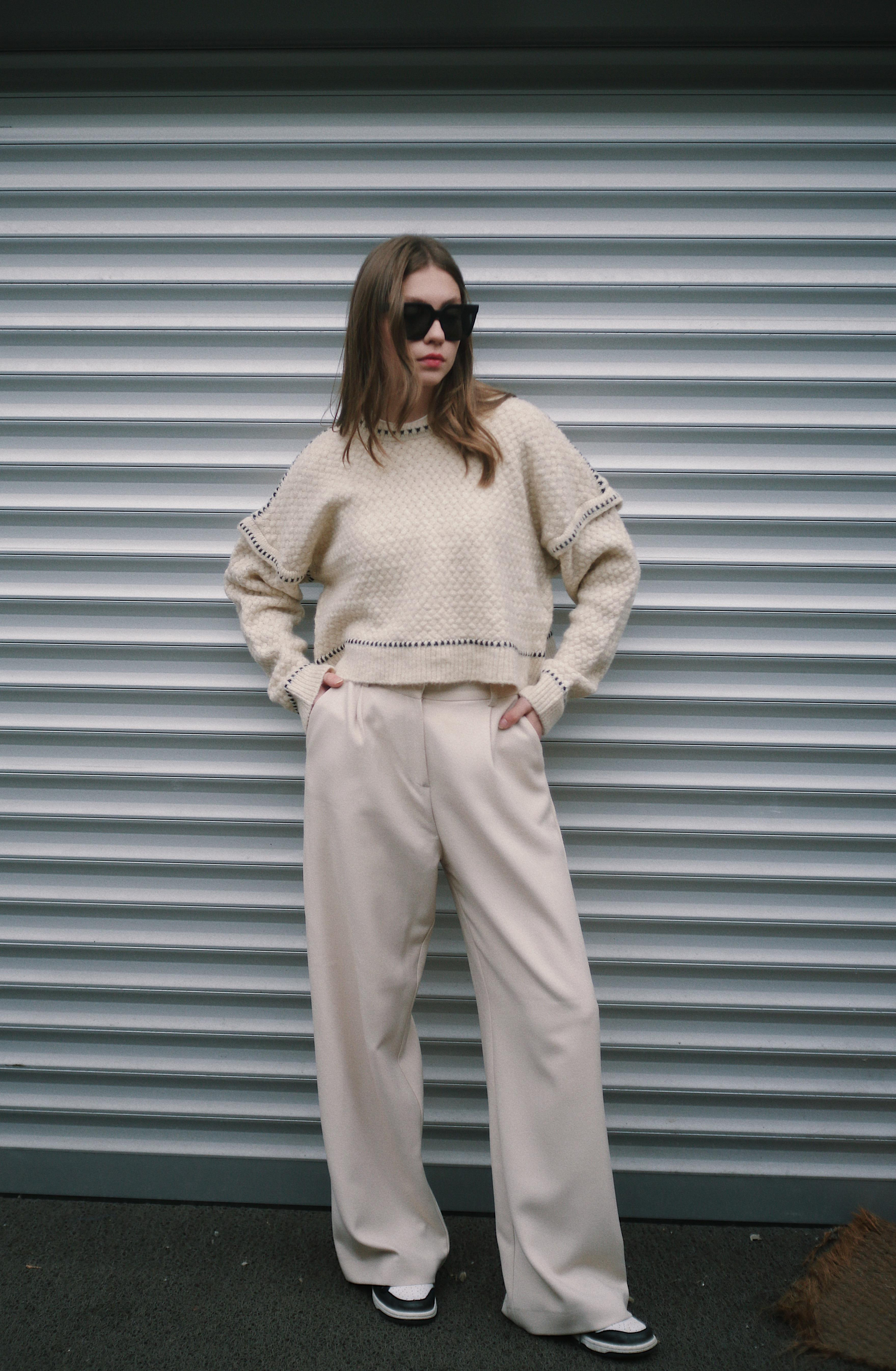 Siyah Şerit Yarasa Kol Detaylı Örgü Kadın Krem Rengi Kazak Triko ve diğer Triko modellerimiz için online alışveriş mağazamızı ziyaret edin. 