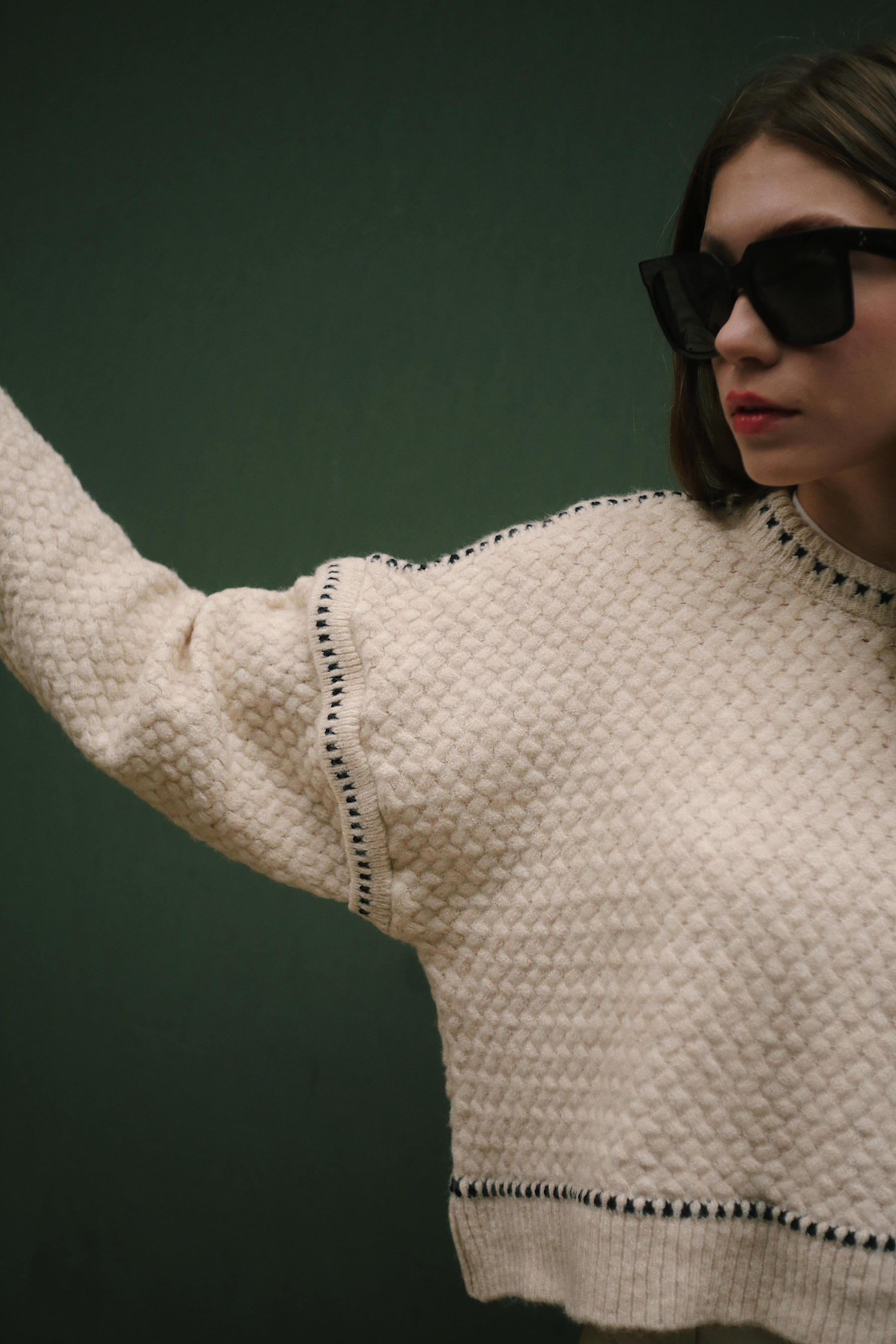 Siyah Şerit Yarasa Kol Detaylı Örgü Kadın Krem Rengi Kazak Triko ve diğer Triko modellerimiz için online alışveriş mağazamızı ziyaret edin. 