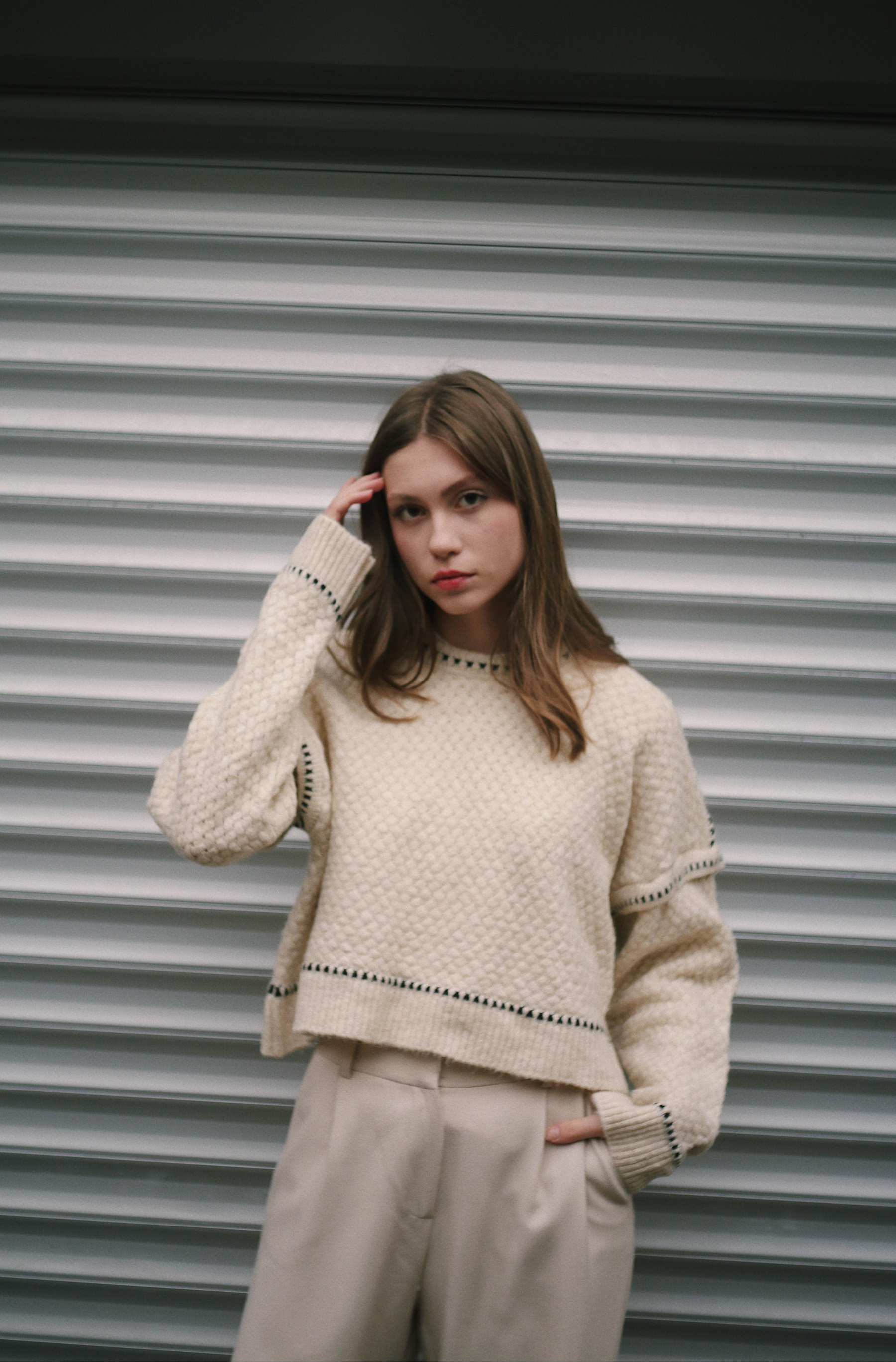 Siyah Şerit Yarasa Kol Detaylı Örgü Kadın Krem Rengi Kazak Triko ve diğer Triko modellerimiz için online alışveriş mağazamızı ziyaret edin. 