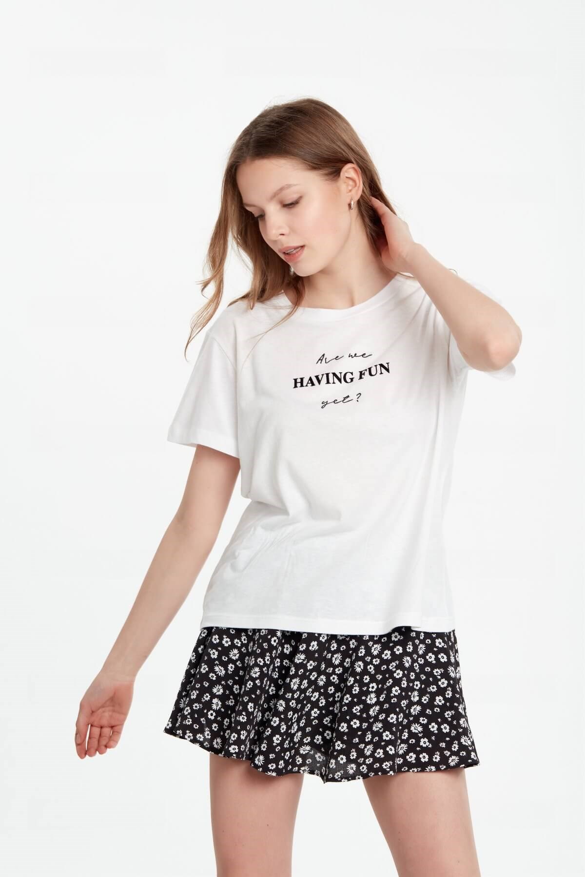 Sloganlı tshirt beyaz ve diğer Tshirt modellerimiz için online alışveriş mağazamızı ziyaret edin. 