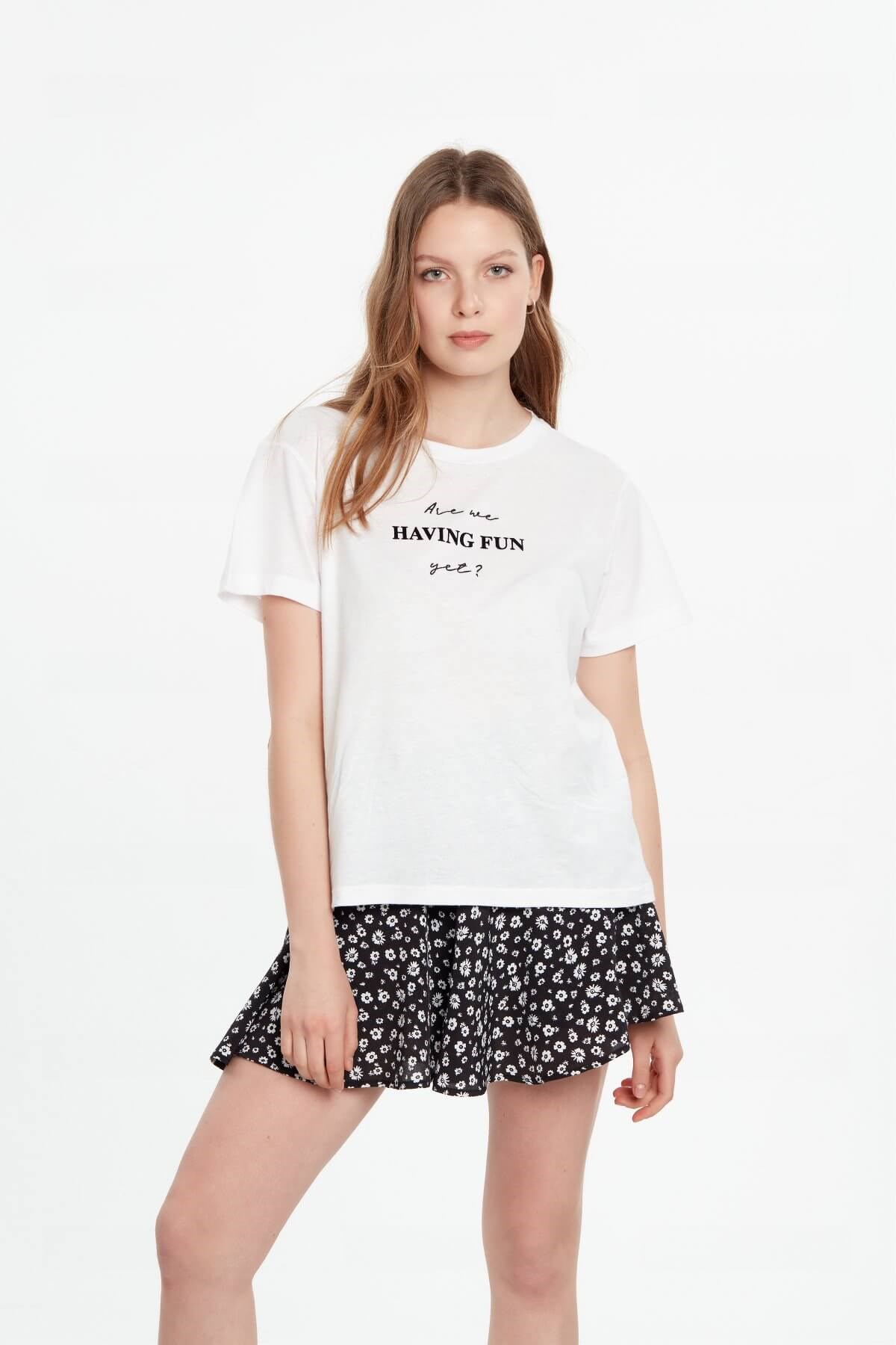 Sloganlı tshirt beyaz ve diğer Tshirt modellerimiz için online alışveriş mağazamızı ziyaret edin. 