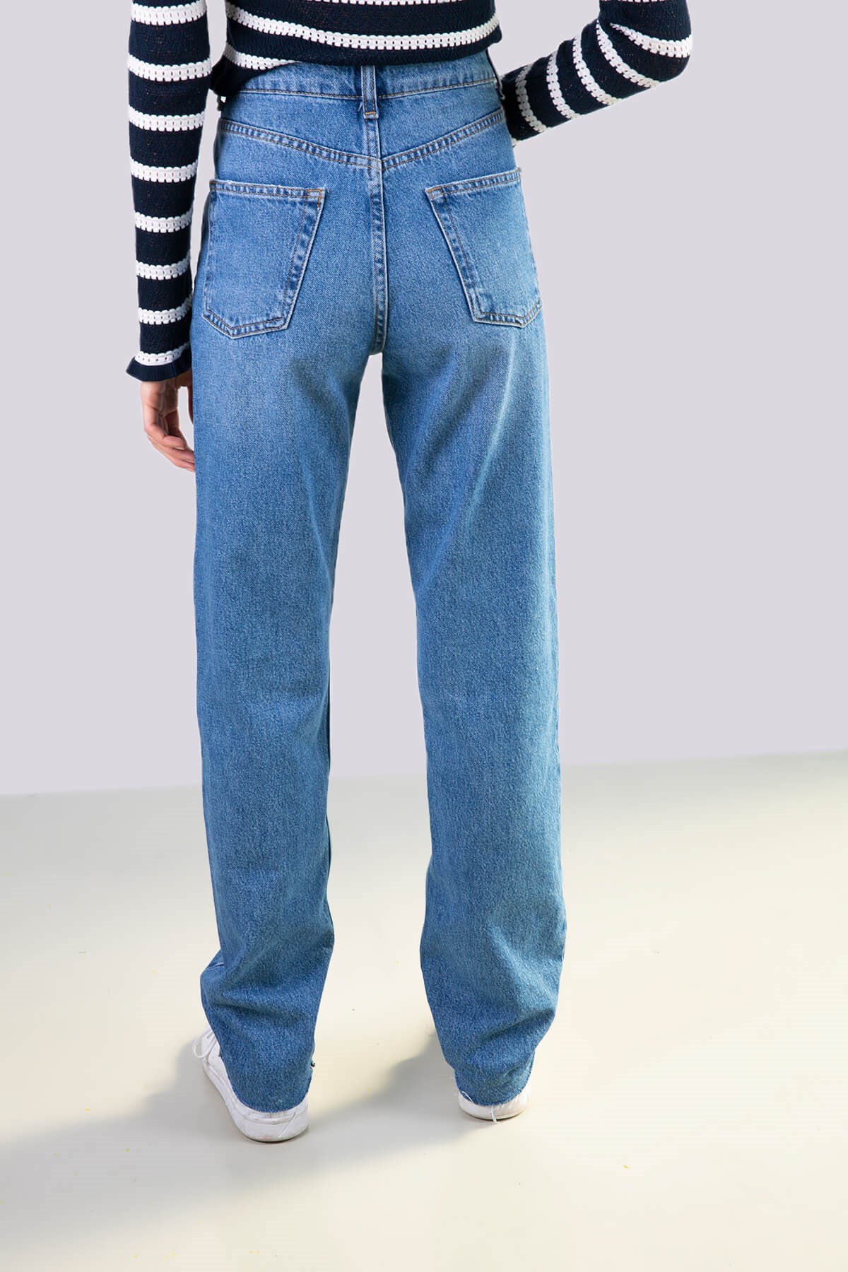 Straight Jean Yüksek Bel kot mavi ve diğer Pantolon modellerimiz için online alışveriş mağazamızı ziyaret edin. 