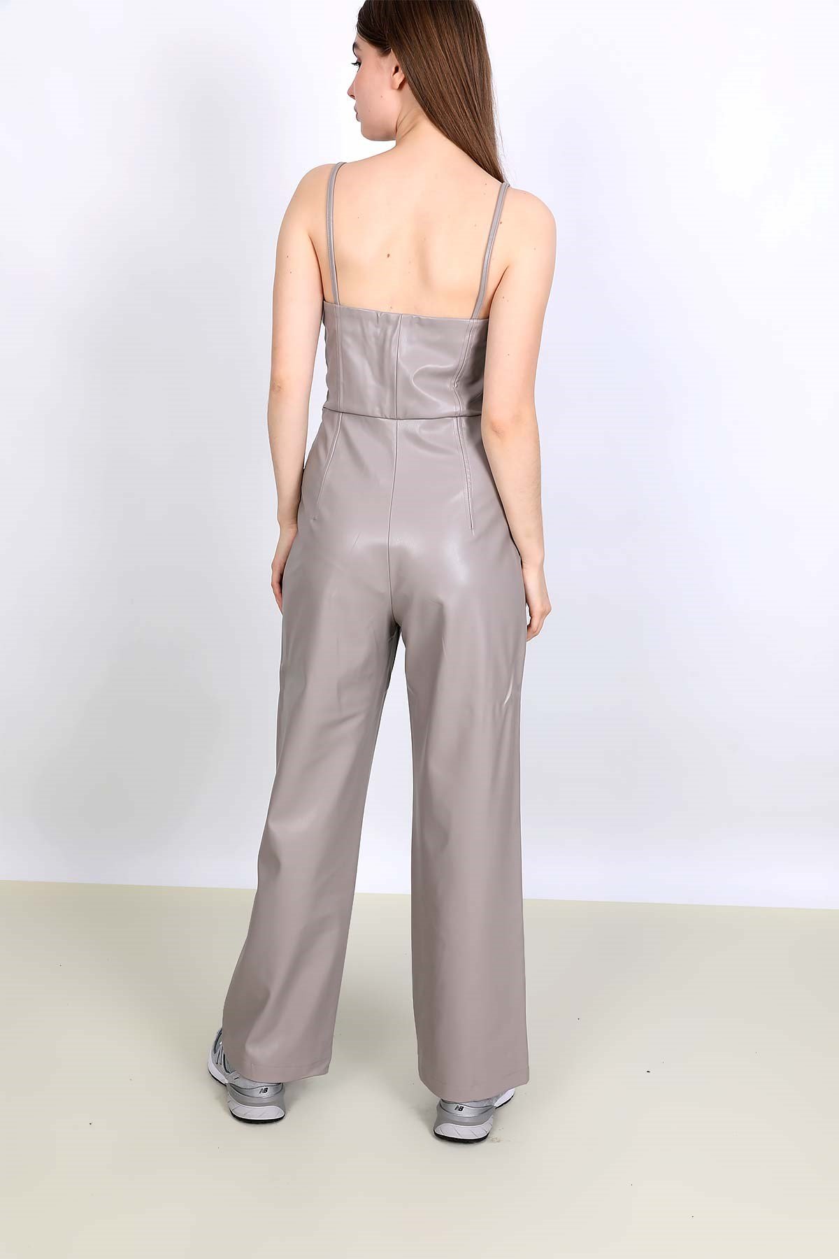 Taş rengi askılı deri görünümlü tulum ve diğer Tulum modellerimiz için online alışveriş mağazamızı ziyaret edin. 