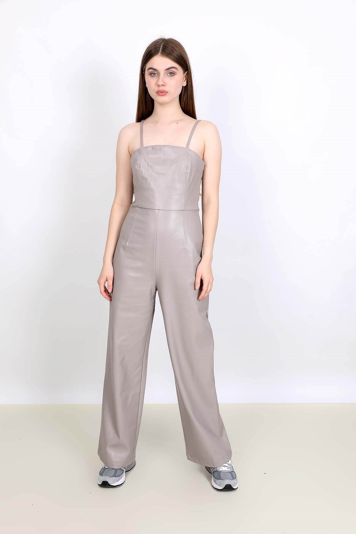 Taş rengi askılı deri görünümlü tulum ve diğer Tulum modellerimiz için online alışveriş mağazamızı ziyaret edin. 