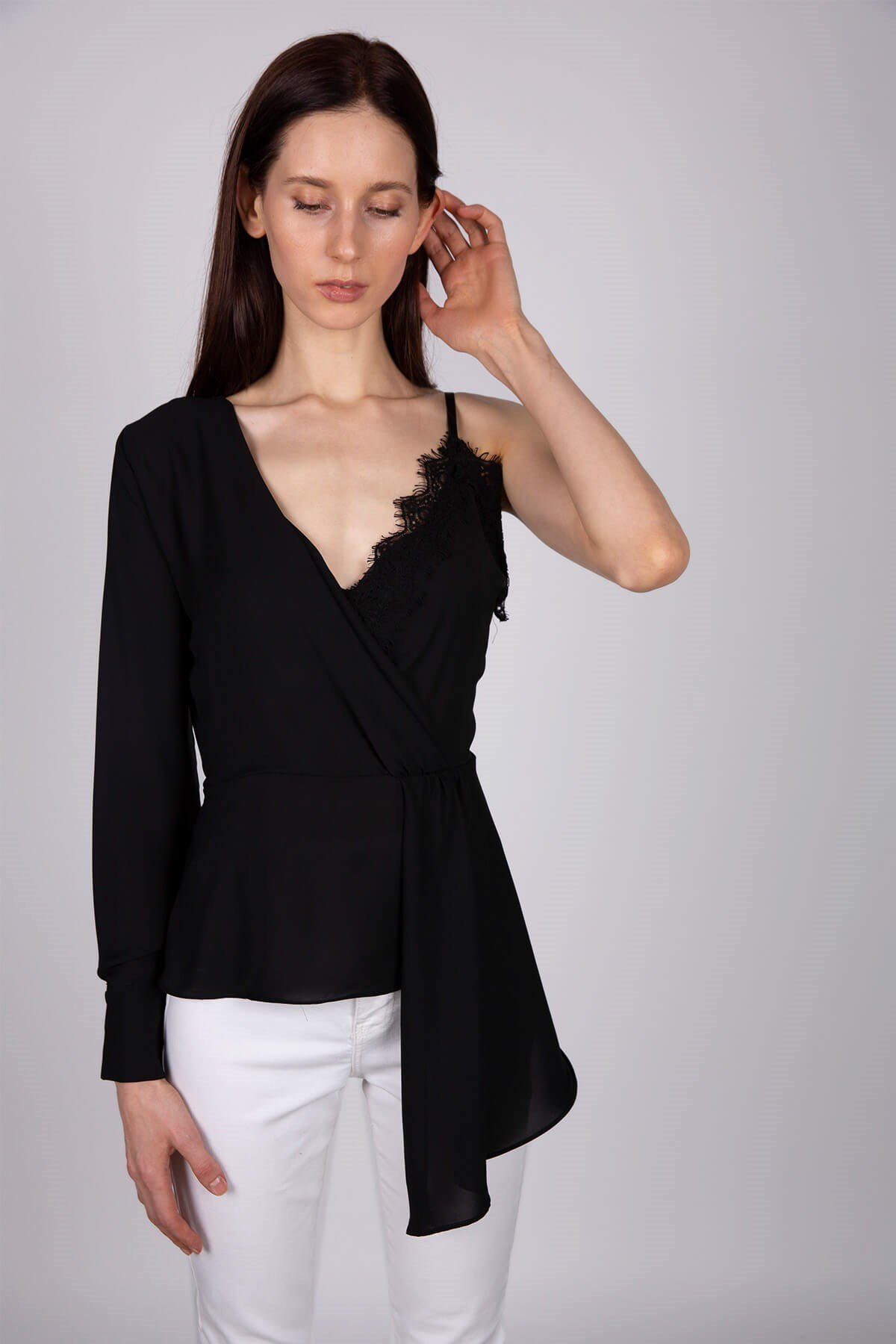 Tek kollu askılı şifon bluz - siyah ve diğer Bluz & Gömlek modellerimiz için online alışveriş mağazamızı ziyaret edin. 