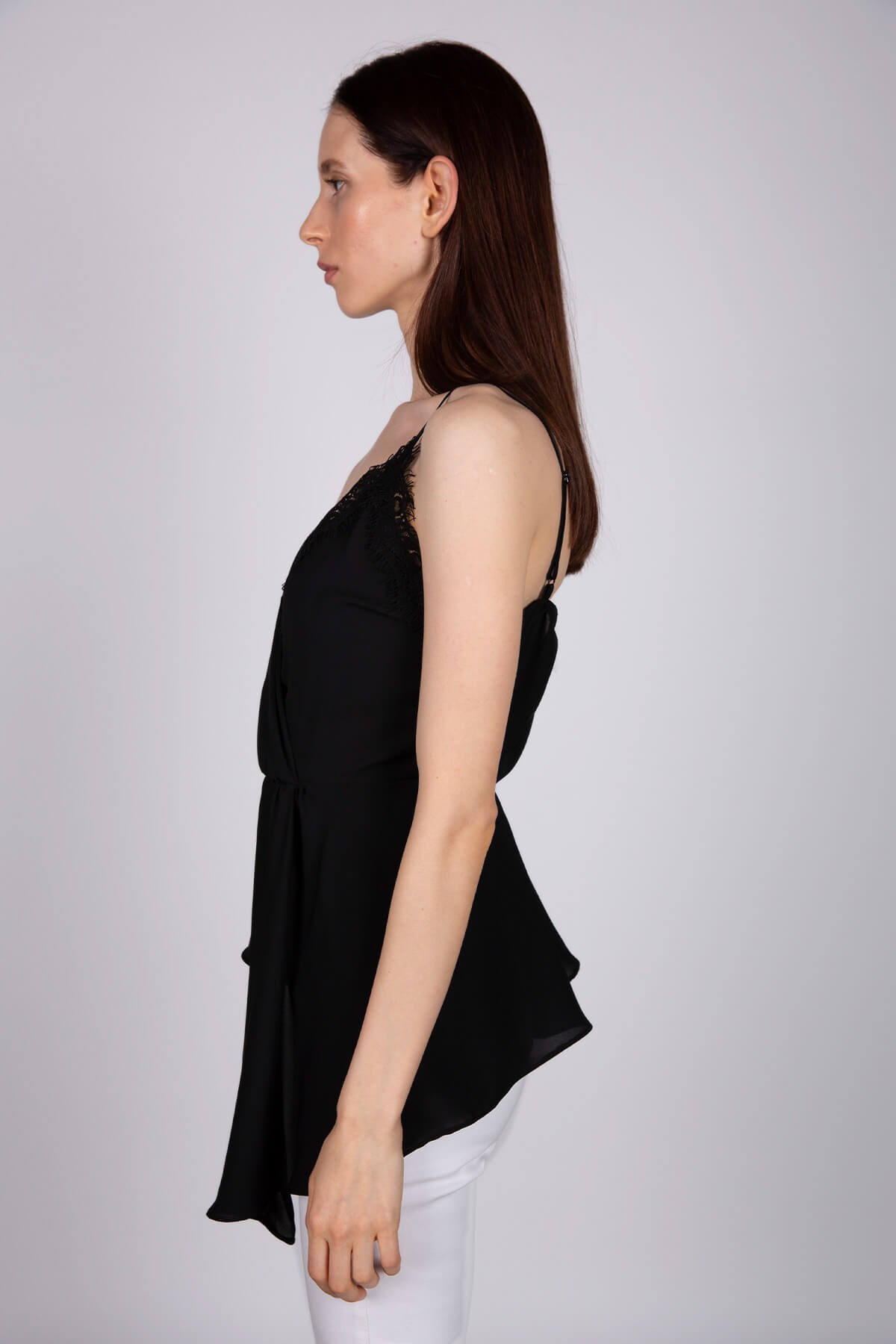 Tek kollu askılı şifon bluz - siyah ve diğer Bluz & Gömlek modellerimiz için online alışveriş mağazamızı ziyaret edin. 