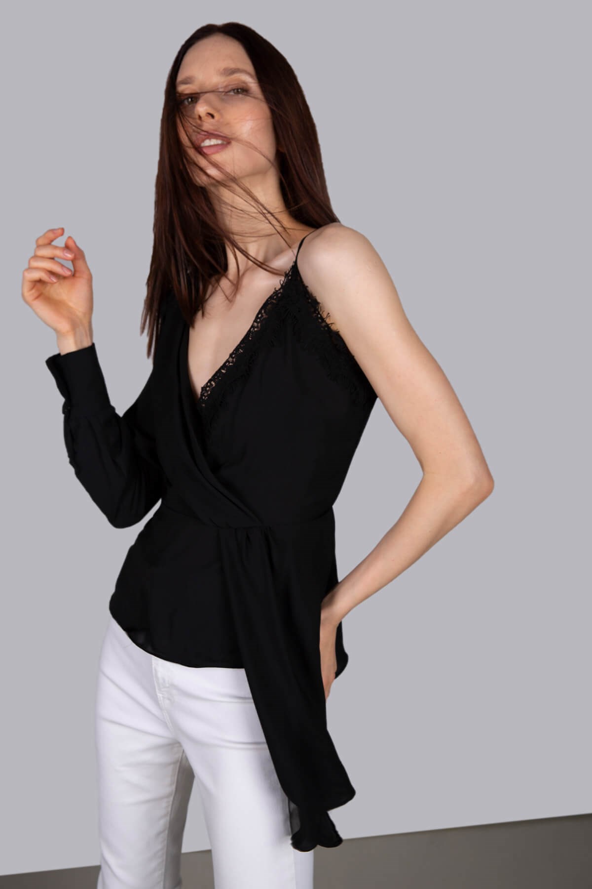 Tek kollu askılı şifon bluz - siyah ve diğer Bluz & Gömlek modellerimiz için online alışveriş mağazamızı ziyaret edin. 