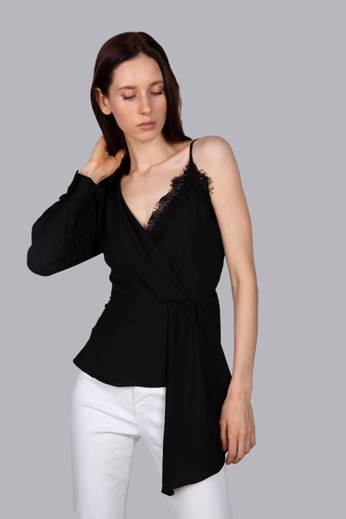 Tek kollu askılı şifon bluz - siyah ve diğer Bluz & Gömlek modellerimiz için online alışveriş mağazamızı ziyaret edin. 