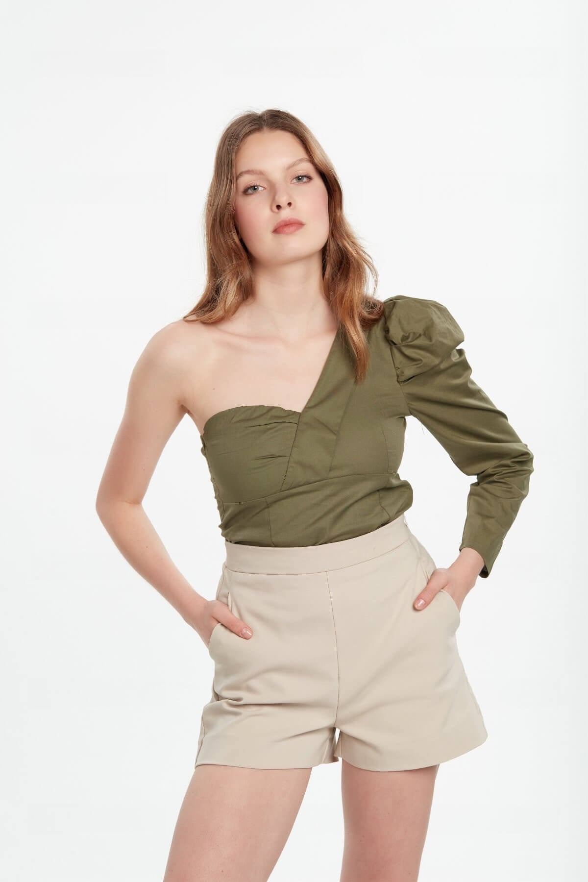 Tek omuzlu crop bluz haki ve diğer Bluz/Gömlek modellerimiz için online alışveriş mağazamızı ziyaret edin. 