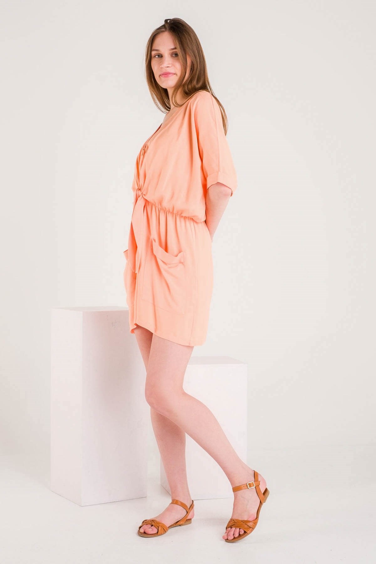 Turuncu Önü Bağlama Detaylı Rahat Kesim Şort Tulum ve diğer Tulum modellerimiz için online alışveriş mağazamızı ziyaret edin. 