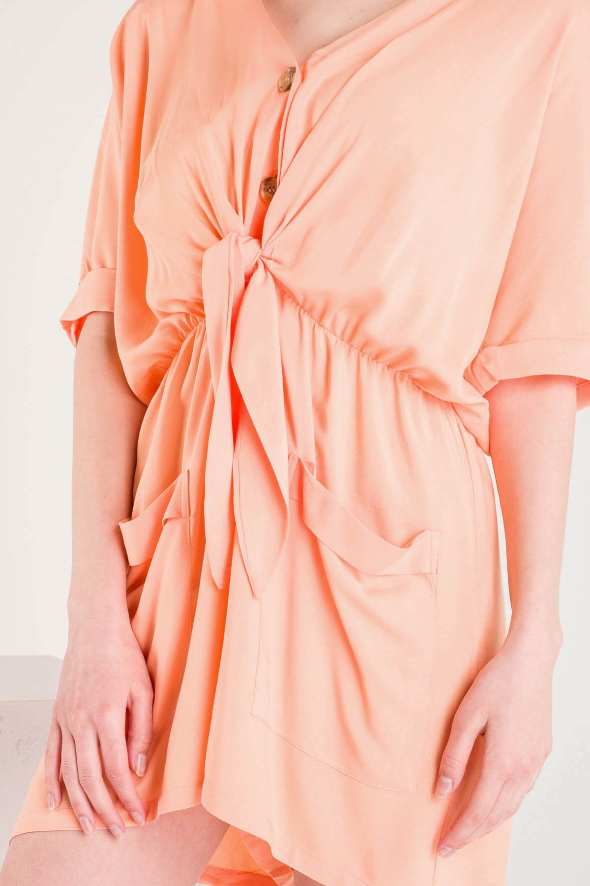 Turuncu Önü Bağlama Detaylı Rahat Kesim Şort Tulum ve diğer Tulum modellerimiz için online alışveriş mağazamızı ziyaret edin. 