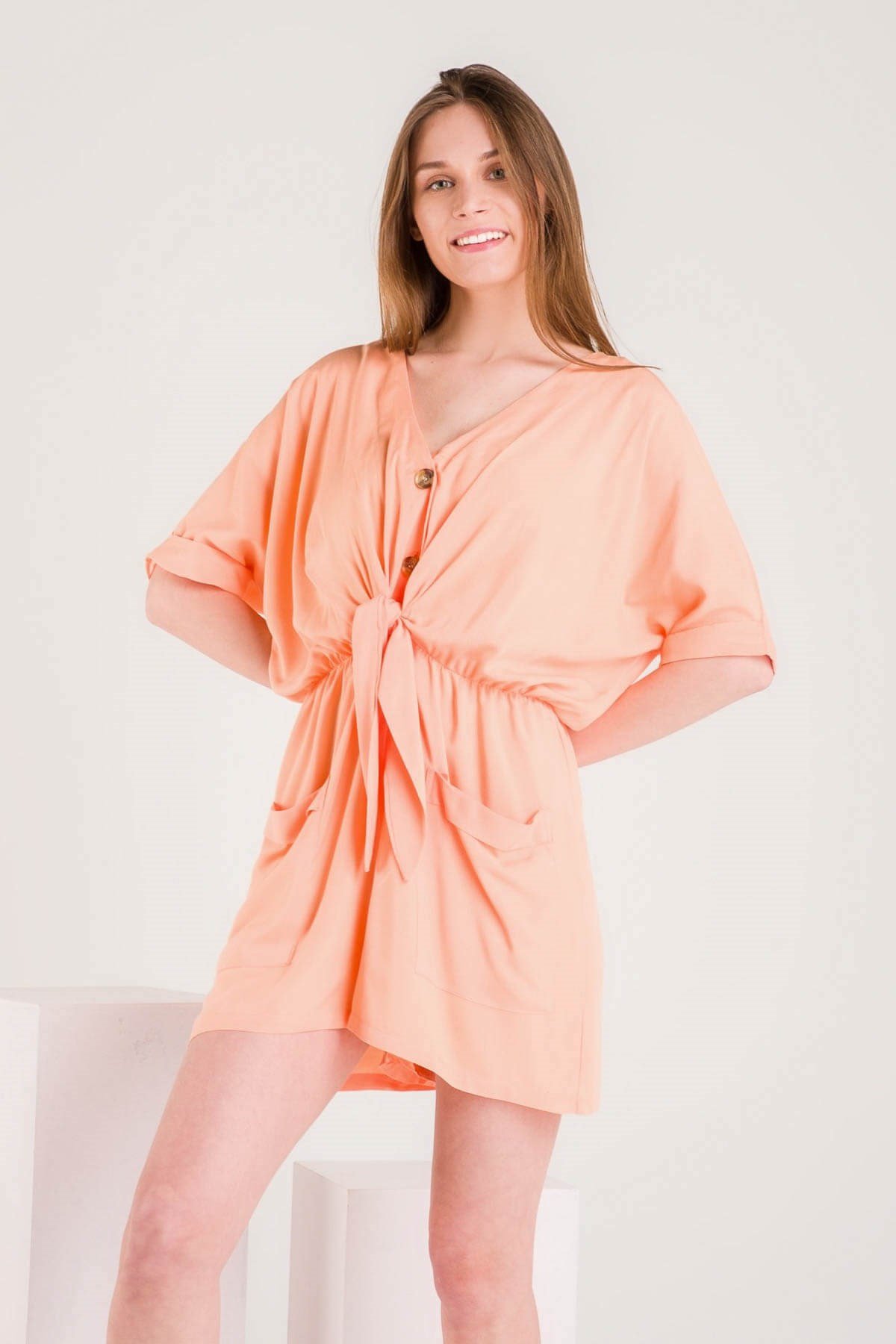 Turuncu Önü Bağlama Detaylı Rahat Kesim Şort Tulum ve diğer Tulum modellerimiz için online alışveriş mağazamızı ziyaret edin. 