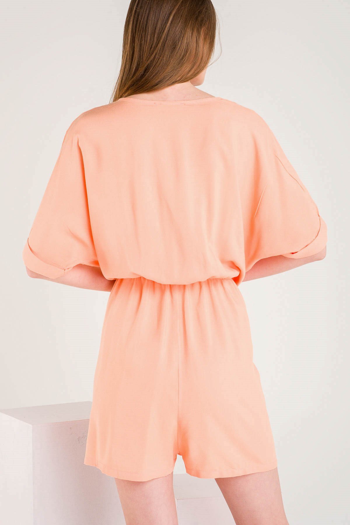 Turuncu Önü Bağlama Detaylı Rahat Kesim Şort Tulum ve diğer Tulum modellerimiz için online alışveriş mağazamızı ziyaret edin. 