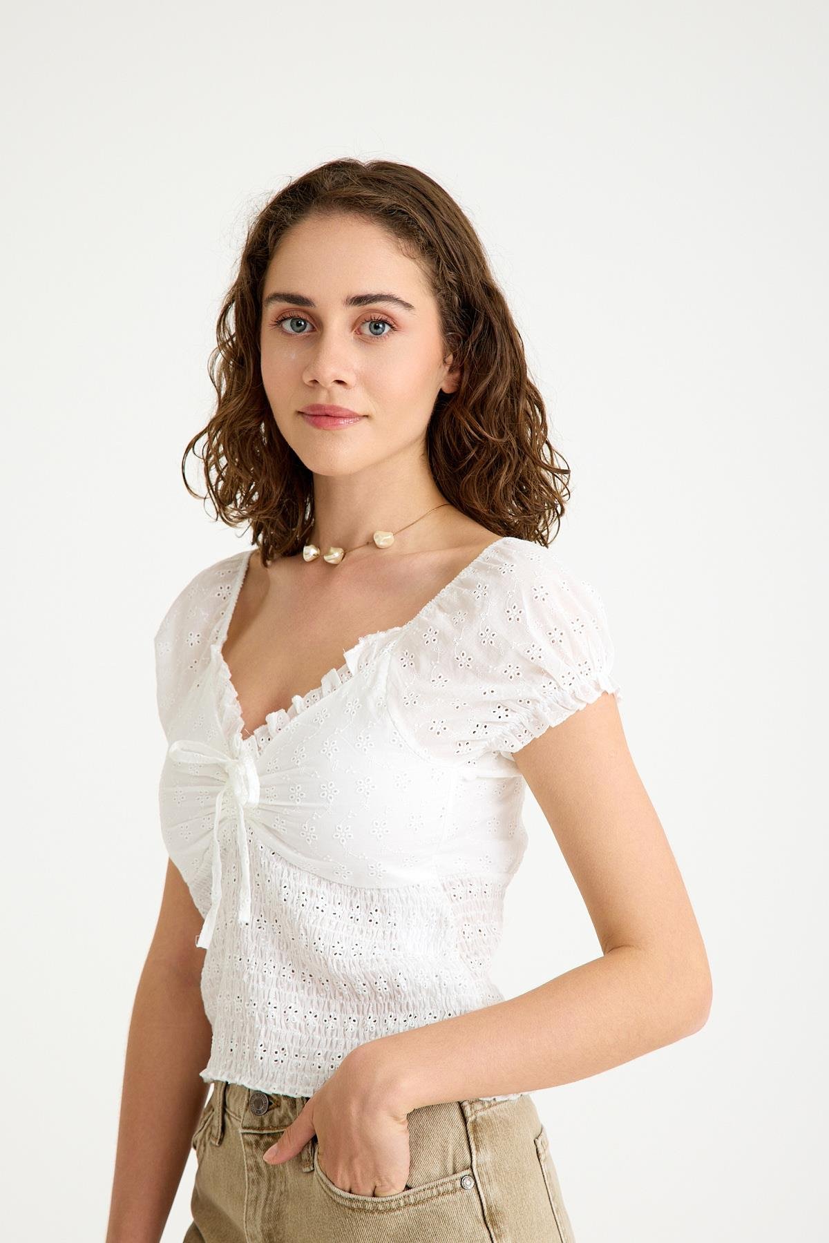 V-Yaka Balon Kollu Beli Lastik Detaylı Pamuk Fisto Beyaz Bluz ve diğer Bluz modellerimiz için online alışveriş mağazamızı ziyaret edin. 