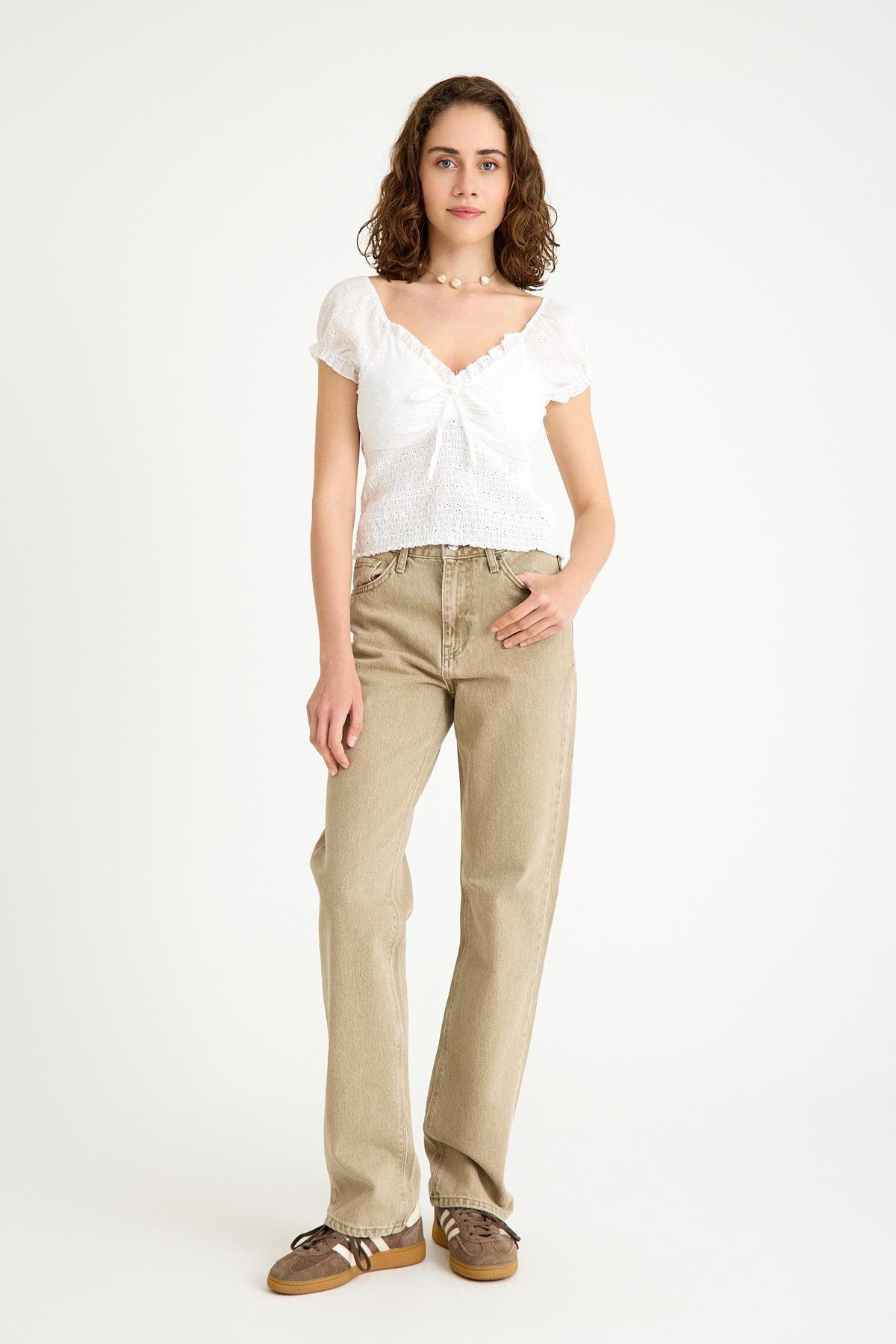 V-Yaka Balon Kollu Beli Lastik Detaylı Pamuk Fisto Beyaz Bluz ve diğer Bluz modellerimiz için online alışveriş mağazamızı ziyaret edin. 