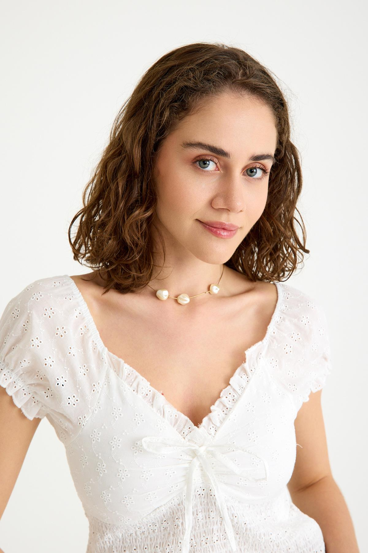 V-Yaka Balon Kollu Beli Lastik Detaylı Pamuk Fisto Beyaz Bluz ve diğer Bluz modellerimiz için online alışveriş mağazamızı ziyaret edin. 