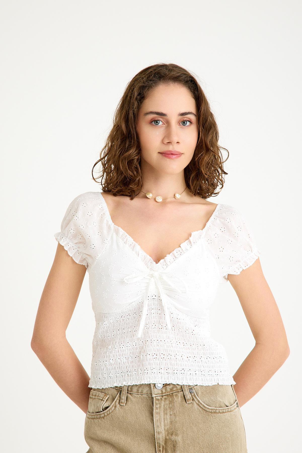 V-Yaka Balon Kollu Beli Lastik Detaylı Pamuk Fisto Beyaz Bluz ve diğer Bluz modellerimiz için online alışveriş mağazamızı ziyaret edin. 