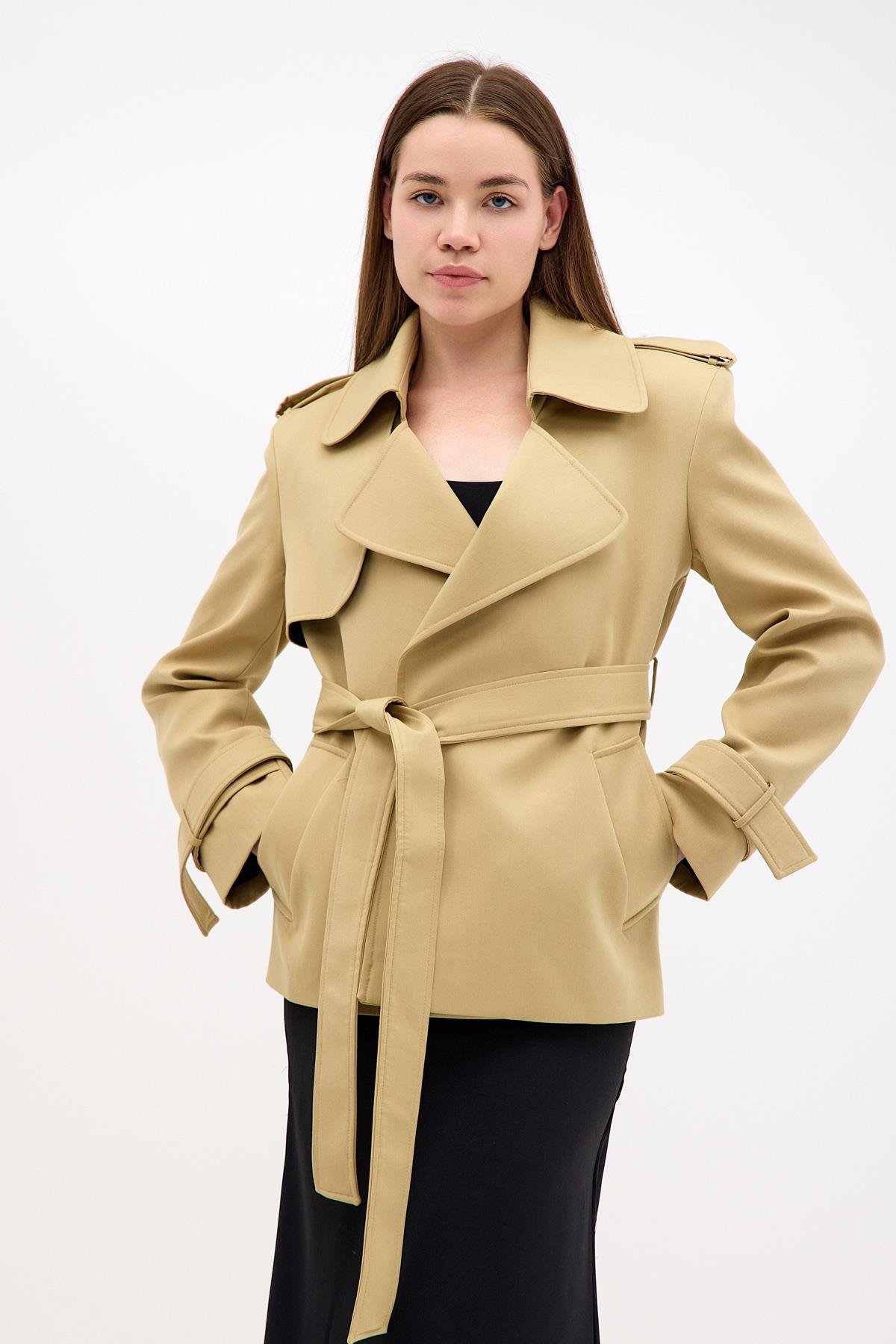 Vatkalı Premium Kalite Gabardin Kumaş Astarlı Midi Kısa Trençkot Ceket ve diğer Ceket modellerimiz için online alışveriş mağazamızı ziyaret edin. 