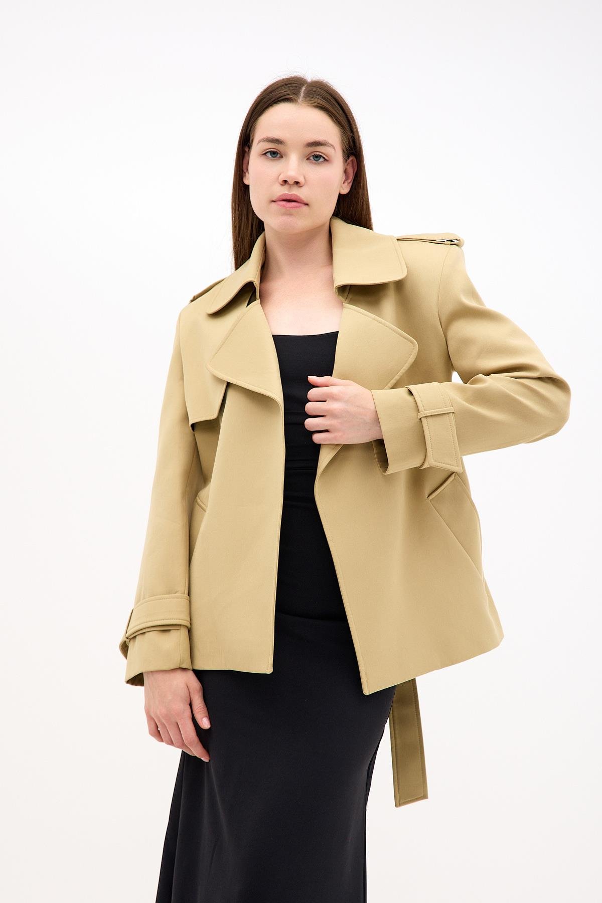 Vatkalı Premium Kalite Gabardin Kumaş Astarlı Midi Kısa Trençkot Ceket ve diğer Ceket modellerimiz için online alışveriş mağazamızı ziyaret edin. 