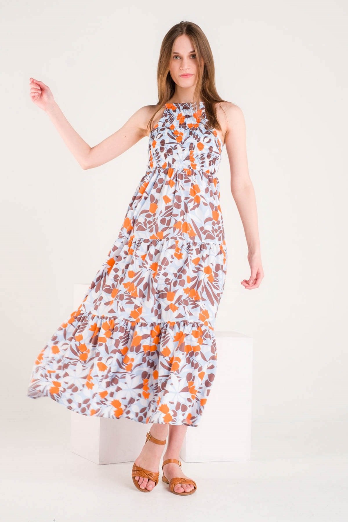 Yaprak Desenli Üstü Gipeli Sırt Dekolteli Uzun Elbise ve diğer Elbise modellerimiz için online alışveriş mağazamızı ziyaret edin. 