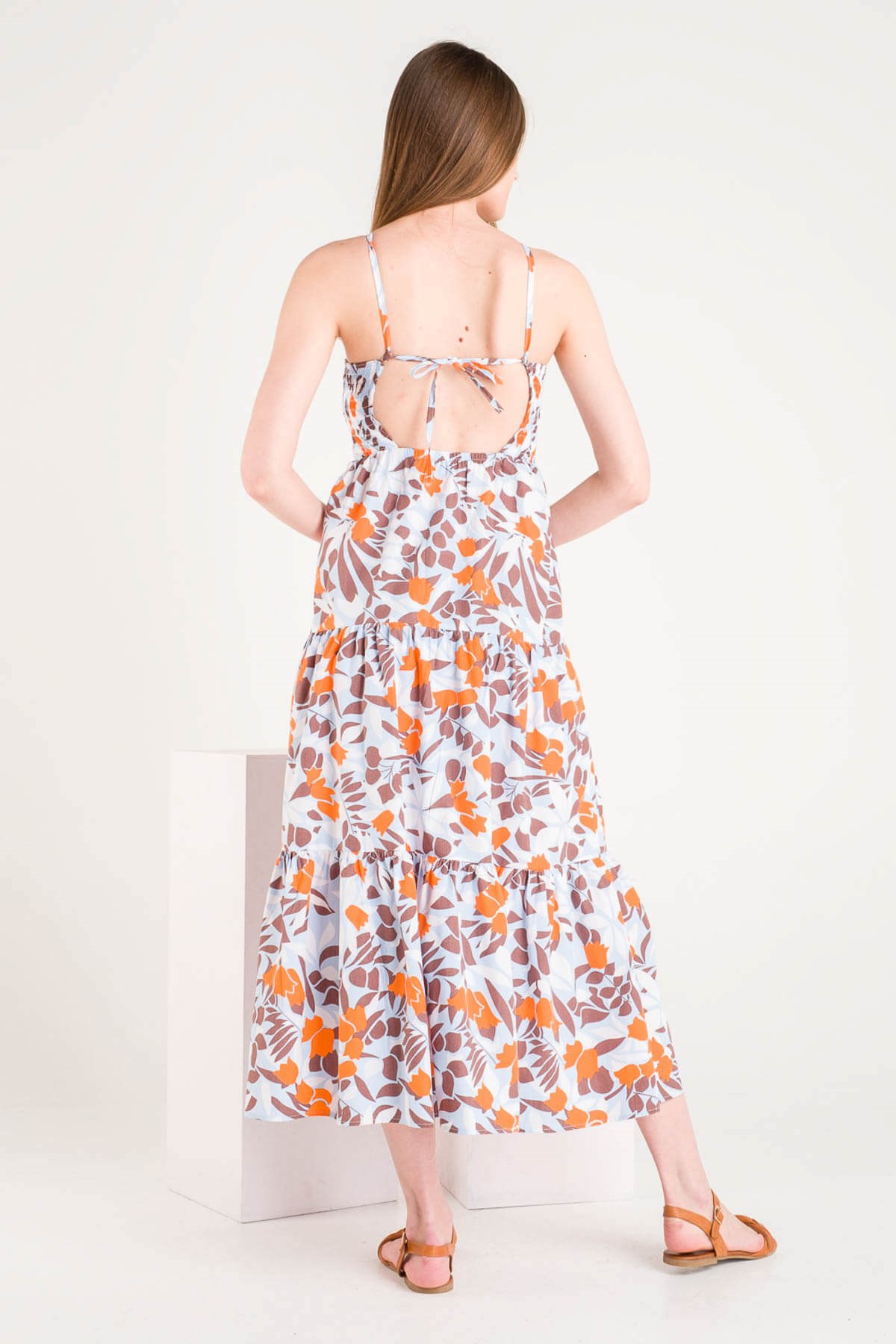 Yaprak Desenli Üstü Gipeli Sırt Dekolteli Uzun Elbise ve diğer Elbise modellerimiz için online alışveriş mağazamızı ziyaret edin. 