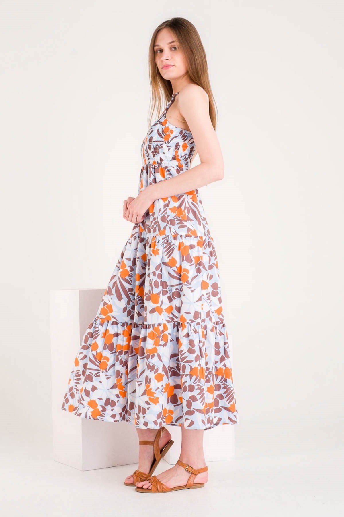 Yaprak Desenli Üstü Gipeli Sırt Dekolteli Uzun Elbise ve diğer Elbise modellerimiz için online alışveriş mağazamızı ziyaret edin. 