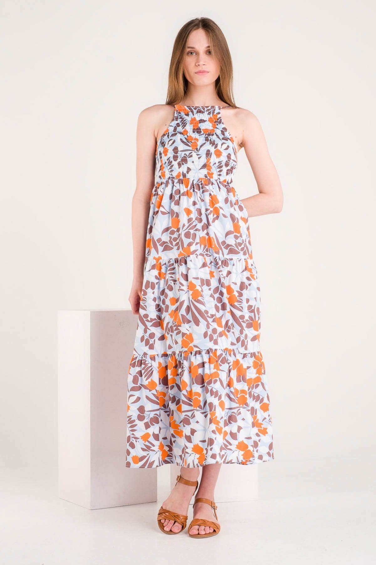 Yaprak Desenli Üstü Gipeli Sırt Dekolteli Uzun Elbise ve diğer Elbise modellerimiz için online alışveriş mağazamızı ziyaret edin. 