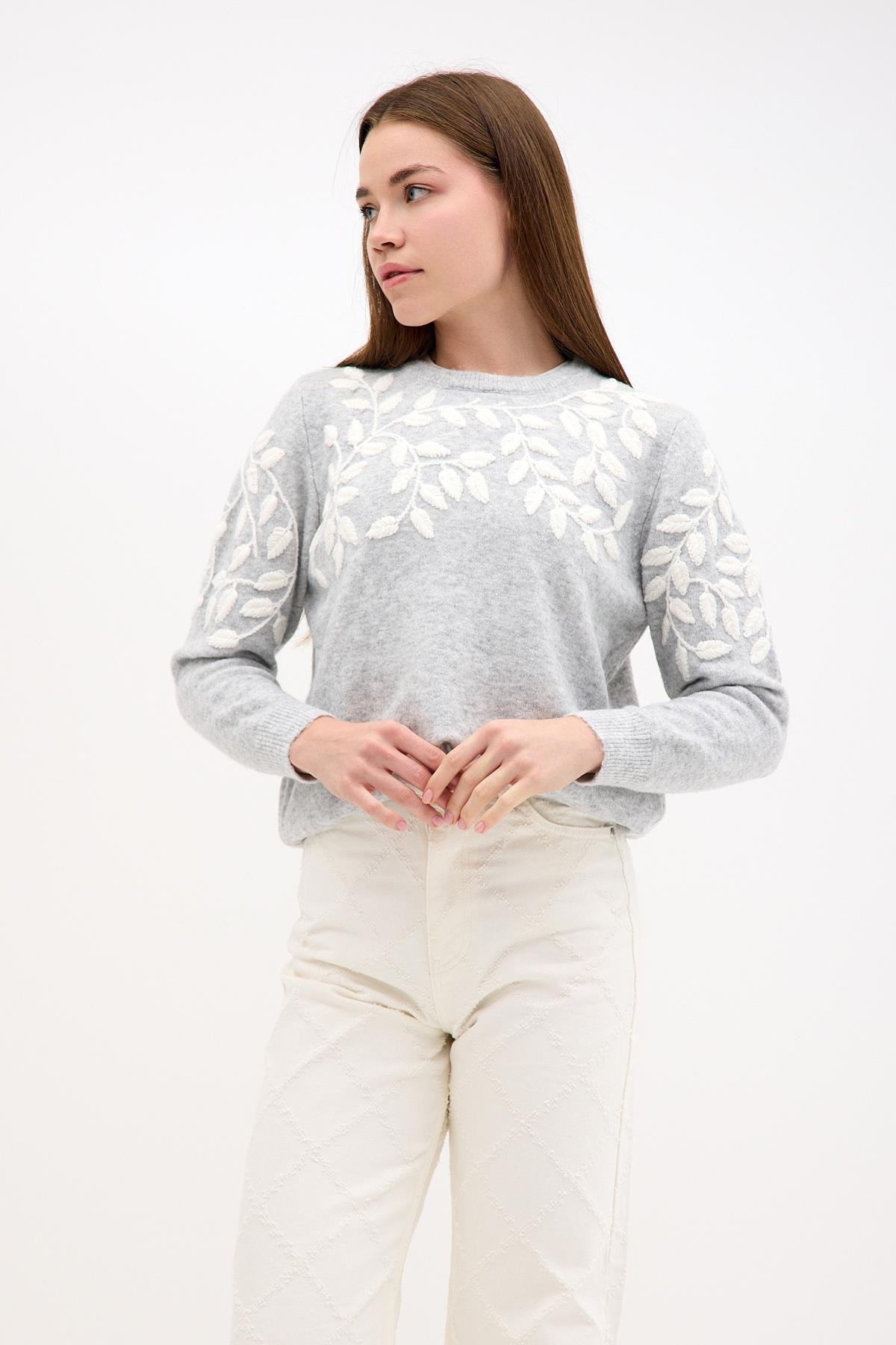 Yaprak İşleme Detaylı Bisiklet Yaka Gri Triko ve diğer Triko modellerimiz için online alışveriş mağazamızı ziyaret edin. 