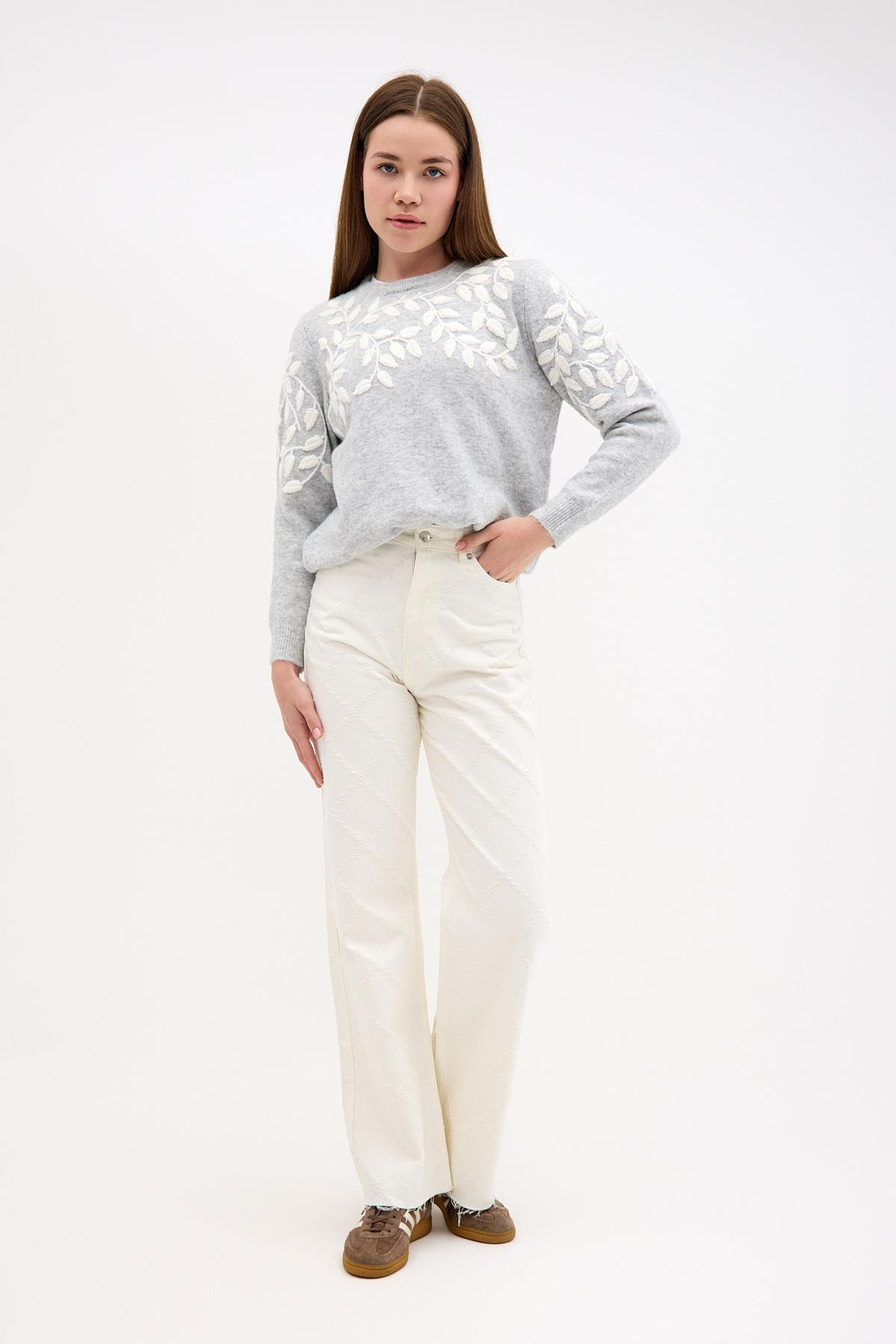 Yaprak İşleme Detaylı Bisiklet Yaka Gri Triko ve diğer Triko modellerimiz için online alışveriş mağazamızı ziyaret edin. 