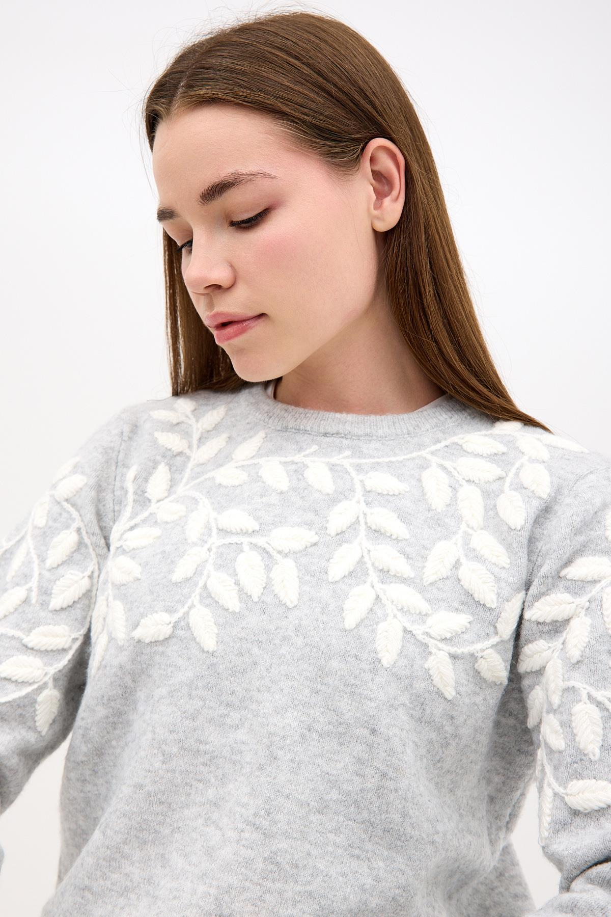 Yaprak İşleme Detaylı Bisiklet Yaka Gri Triko ve diğer Triko modellerimiz için online alışveriş mağazamızı ziyaret edin. 