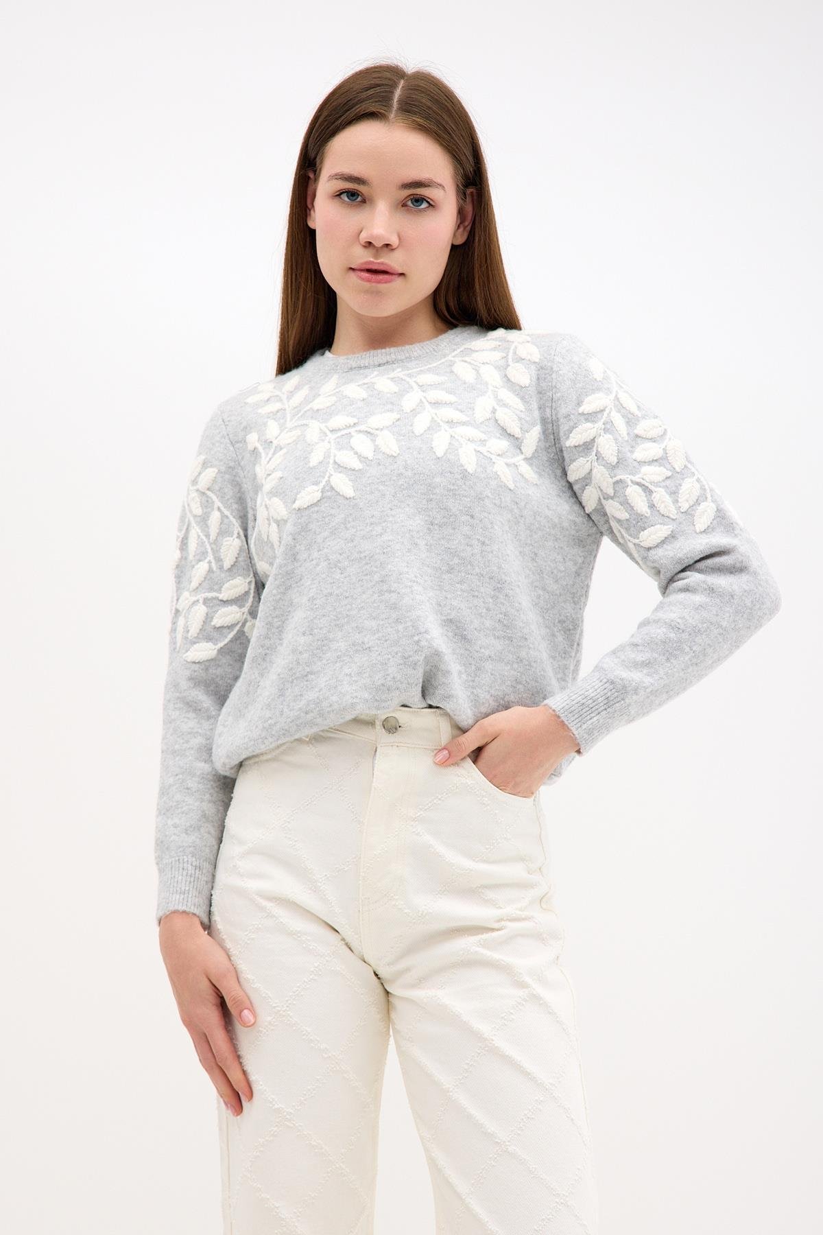 Yaprak İşleme Detaylı Bisiklet Yaka Gri Triko ve diğer Triko modellerimiz için online alışveriş mağazamızı ziyaret edin. 