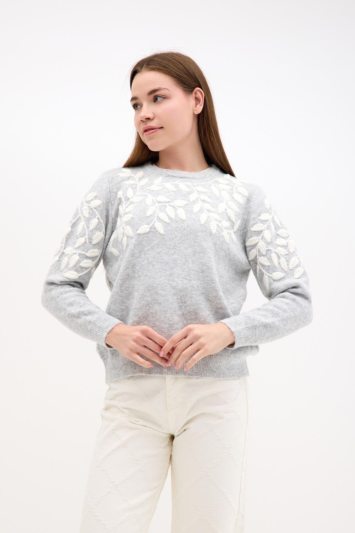 Yaprak İşleme Detaylı Bisiklet Yaka Gri Triko ve diğer Triko modellerimiz için online alışveriş mağazamızı ziyaret edin. 