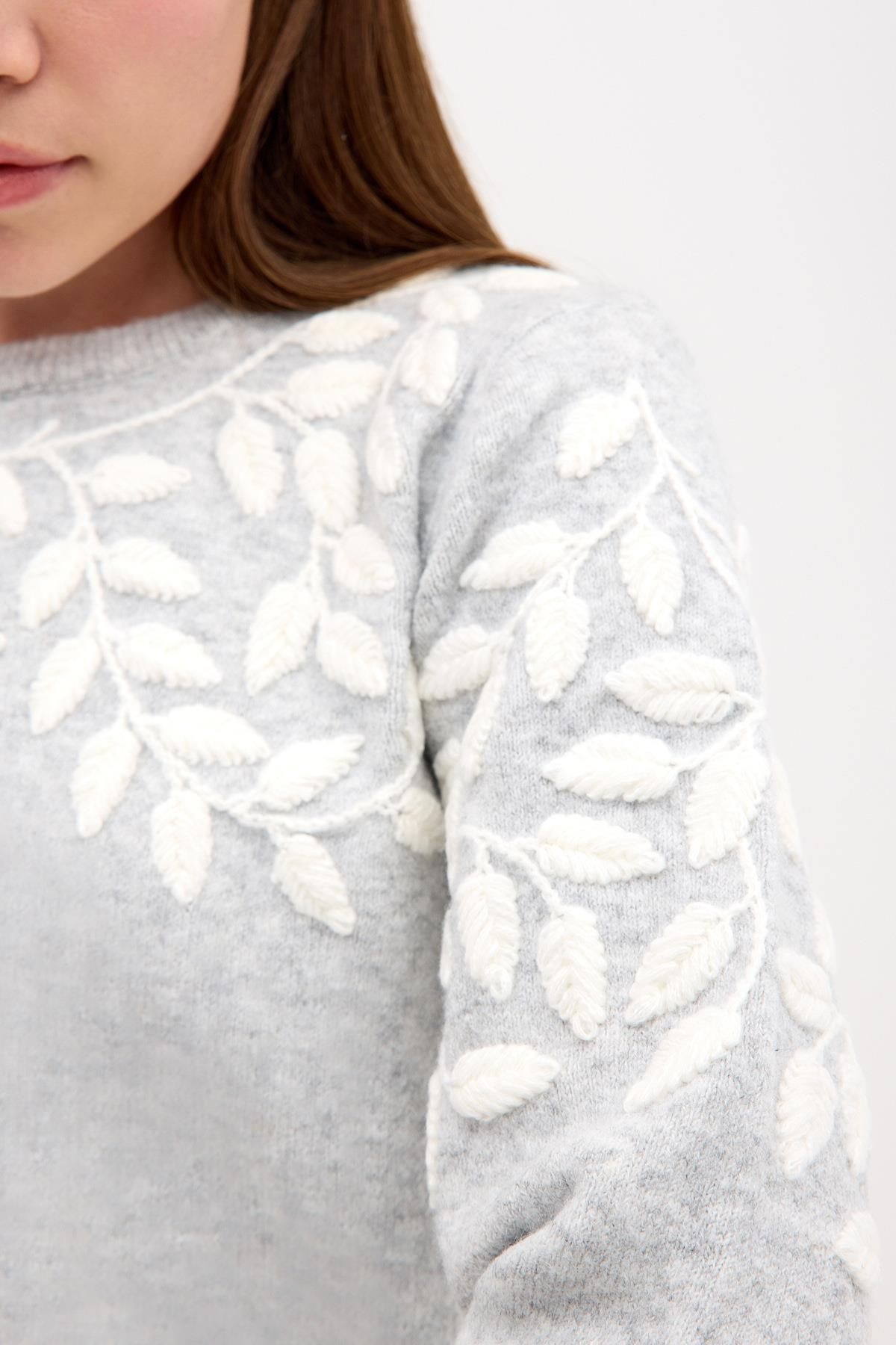 Yaprak İşleme Detaylı Bisiklet Yaka Gri Triko ve diğer Triko modellerimiz için online alışveriş mağazamızı ziyaret edin. 