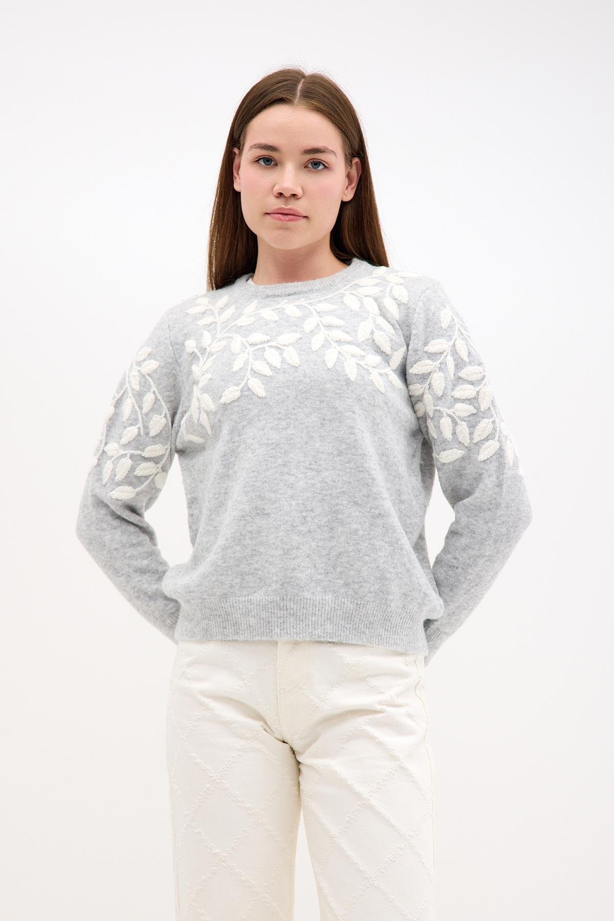 Yaprak İşleme Detaylı Bisiklet Yaka Gri Triko ve diğer Triko modellerimiz için online alışveriş mağazamızı ziyaret edin. 