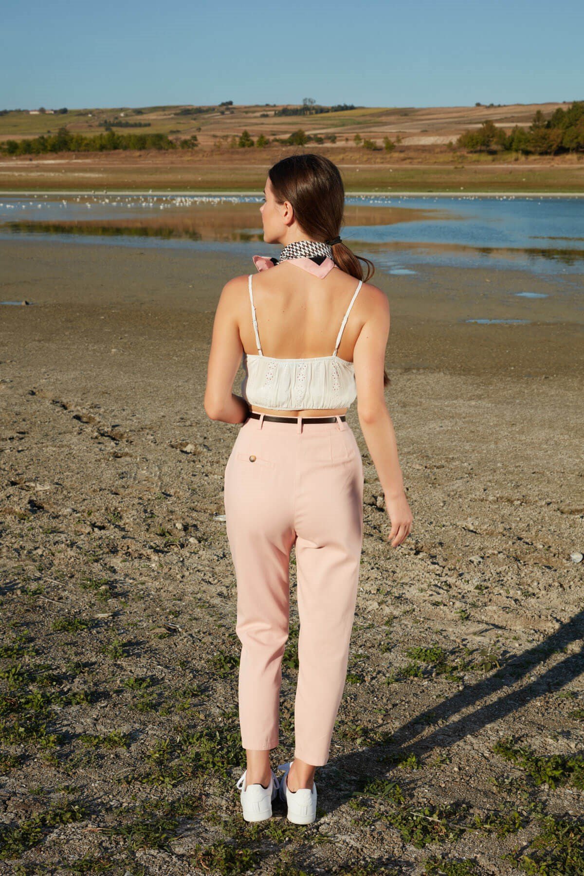 Yüksek bel düğme detaylı kemerli pantolon - Pembe ve diğer Pantolon modellerimiz için online alışveriş mağazamızı ziyaret edin. 