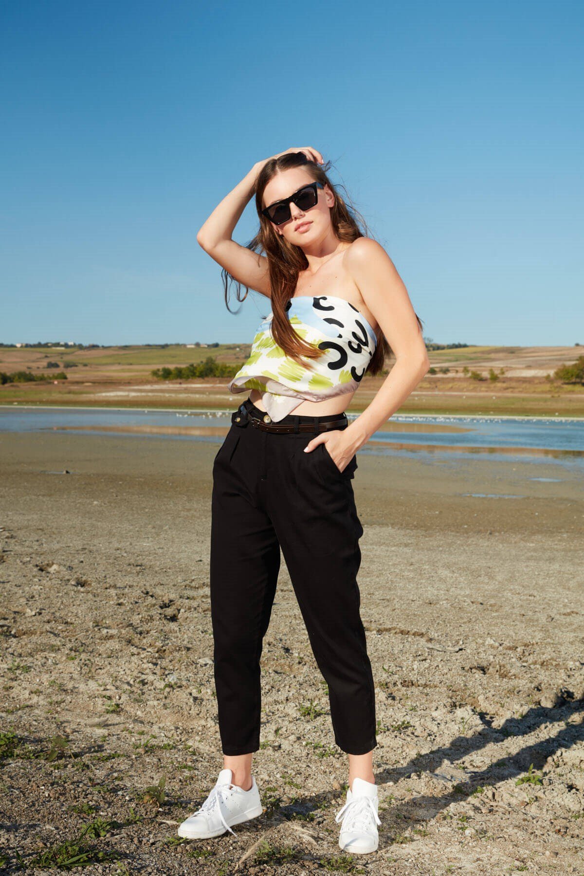 Yüksek bel düğme detaylı kemerli pantolon - Siyah ve diğer Pantolon modellerimiz için online alışveriş mağazamızı ziyaret edin. 