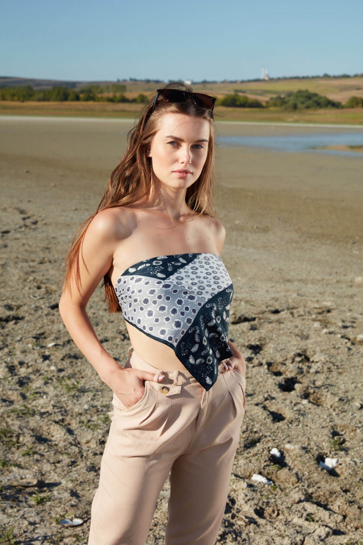 Yüksek bel düğme detaylı kemerli pantolon - Ekru ve diğer Pantolon modellerimiz için online alışveriş mağazamızı ziyaret edin. 