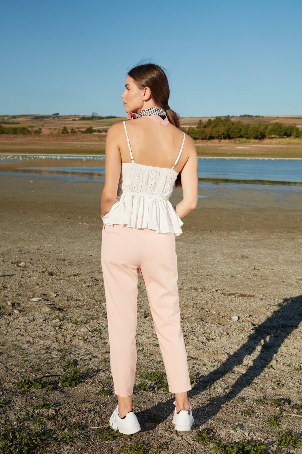 Yüksek bel düğme detaylı kemerli pantolon - Pembe ve diğer Pantolon modellerimiz için online alışveriş mağazamızı ziyaret edin. 