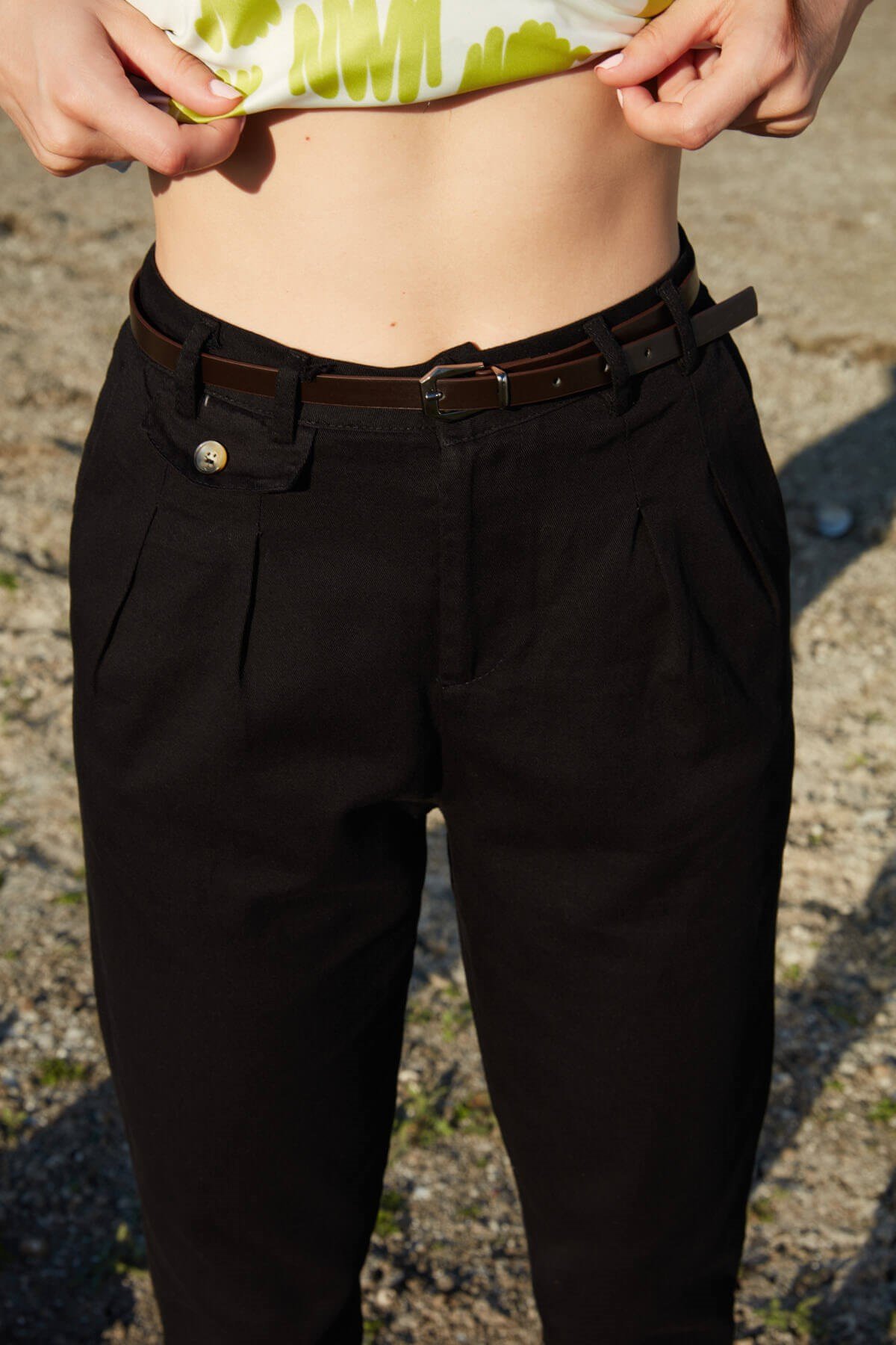 Yüksek bel düğme detaylı kemerli pantolon - Siyah ve diğer Pantolon modellerimiz için online alışveriş mağazamızı ziyaret edin. 