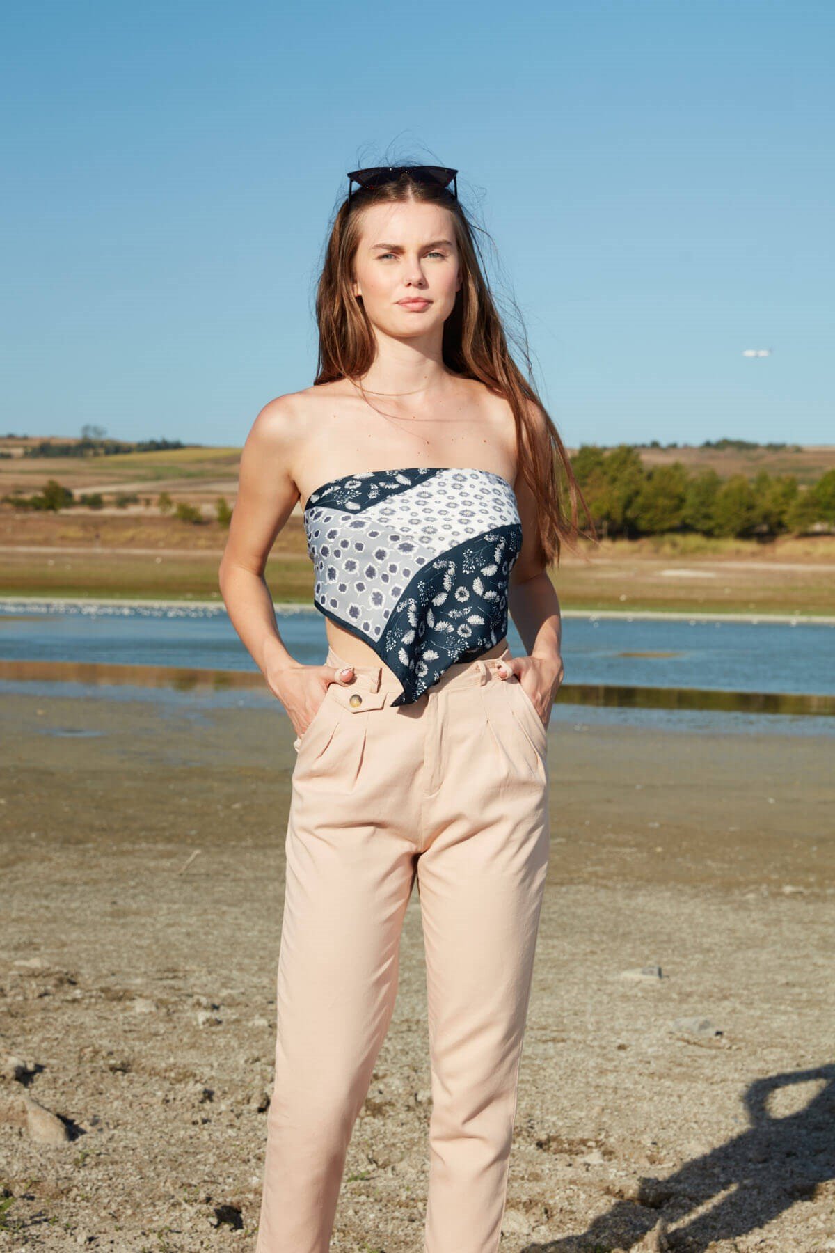 Yüksek bel düğme detaylı kemerli pantolon - Ekru ve diğer Pantolon modellerimiz için online alışveriş mağazamızı ziyaret edin. 