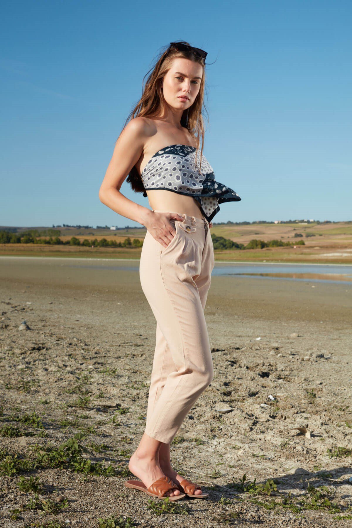 Yüksek bel düğme detaylı kemerli pantolon - Ekru ve diğer Pantolon modellerimiz için online alışveriş mağazamızı ziyaret edin. 