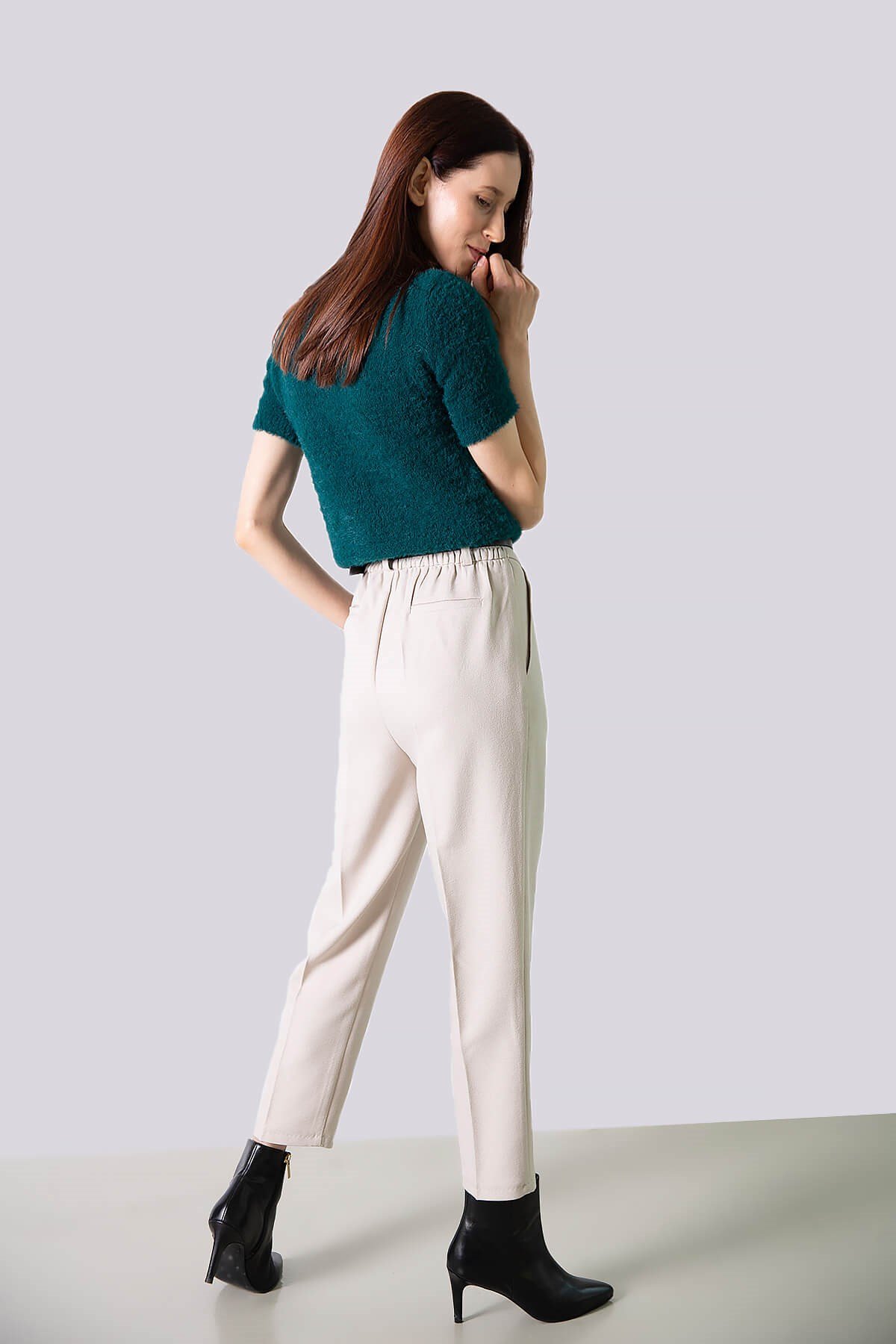 Yüksek bel kemerli havuç kumaş pantolon - krem rengi ve diğer Pantolon modellerimiz için online alışveriş mağazamızı ziyaret edin. 