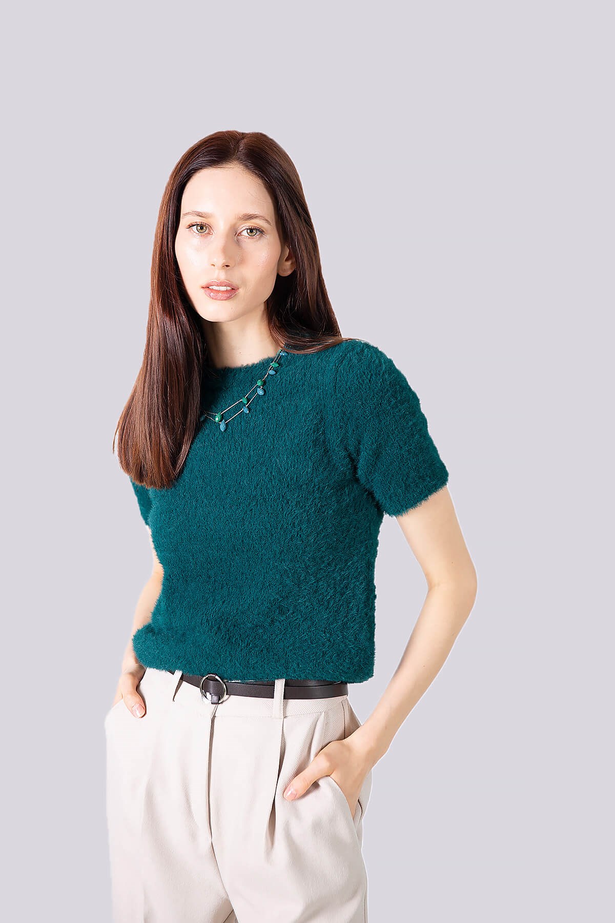 Yüksek bel kemerli havuç kumaş pantolon - krem rengi ve diğer Pantolon modellerimiz için online alışveriş mağazamızı ziyaret edin. 